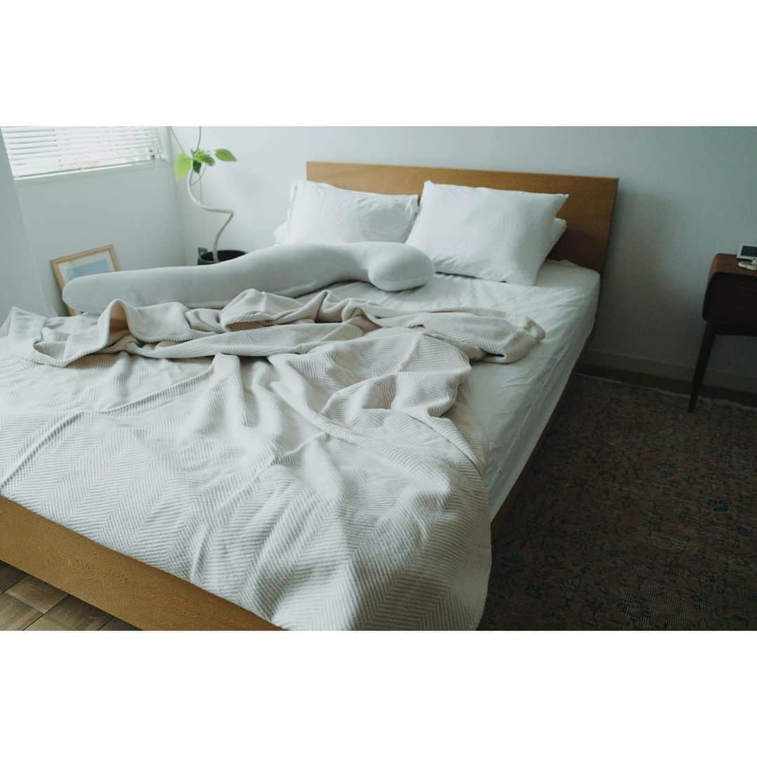 高山都さんのインスタグラム写真 - (高山都Instagram)「おはよう8月の朝🌞 きのう、寝具を真夏仕様に変えてみた。 この感じも軽やかで心地よくて気に入っています。 シーツ、ケット、抱き枕は @nishikawa_co.ltd  実は、うちはほぼ一日中冷房をつけているので、寝室もすこし冷えた状態を保っていて。 寒いの嫌だわとか、色々意見はありますが、ワタシは涼しくないと眠れない派。 自分ひとりの為だから、基本的に好きな空調で。 ベッドは @pacificfurnitureservice  キャビネットは #johannesandersen @haluta_tokyo  照明は @le_klint_japan の #スノードロップ  ラグは @reve_vintagerug  この空間が、自分の家の中でもかなり好きな場所で寝る前も起きた時も、気持ちいいなぁーって心やわらぐ。 もともと気がいい場所なんだけど、雰囲気作りも香りも気をつけつつ部屋作りは意識しています。」8月1日 7時39分 - miyare38