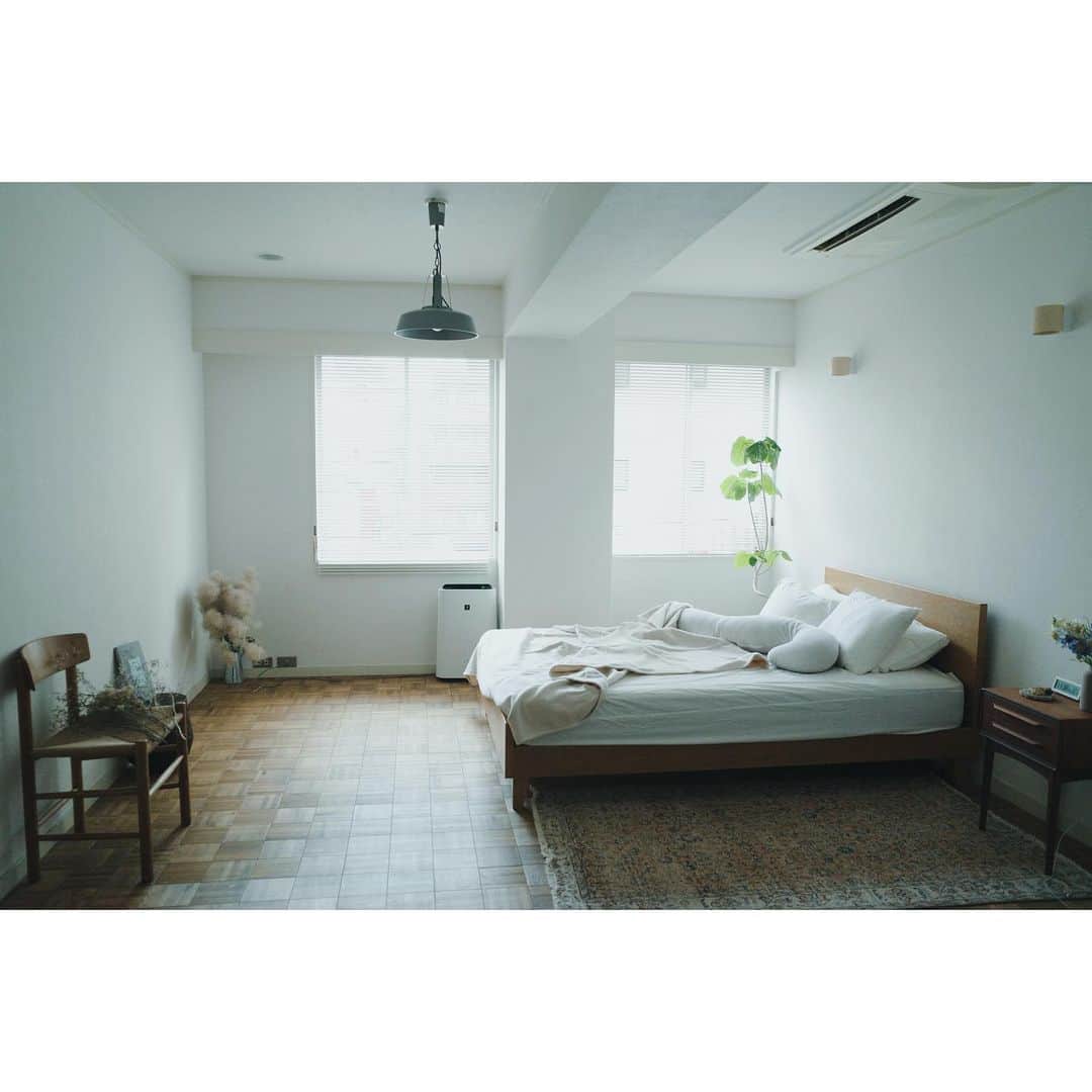 高山都さんのインスタグラム写真 - (高山都Instagram)「おはよう8月の朝🌞 きのう、寝具を真夏仕様に変えてみた。 この感じも軽やかで心地よくて気に入っています。 シーツ、ケット、抱き枕は @nishikawa_co.ltd  実は、うちはほぼ一日中冷房をつけているので、寝室もすこし冷えた状態を保っていて。 寒いの嫌だわとか、色々意見はありますが、ワタシは涼しくないと眠れない派。 自分ひとりの為だから、基本的に好きな空調で。 ベッドは @pacificfurnitureservice  キャビネットは #johannesandersen @haluta_tokyo  照明は @le_klint_japan の #スノードロップ  ラグは @reve_vintagerug  この空間が、自分の家の中でもかなり好きな場所で寝る前も起きた時も、気持ちいいなぁーって心やわらぐ。 もともと気がいい場所なんだけど、雰囲気作りも香りも気をつけつつ部屋作りは意識しています。」8月1日 7時39分 - miyare38