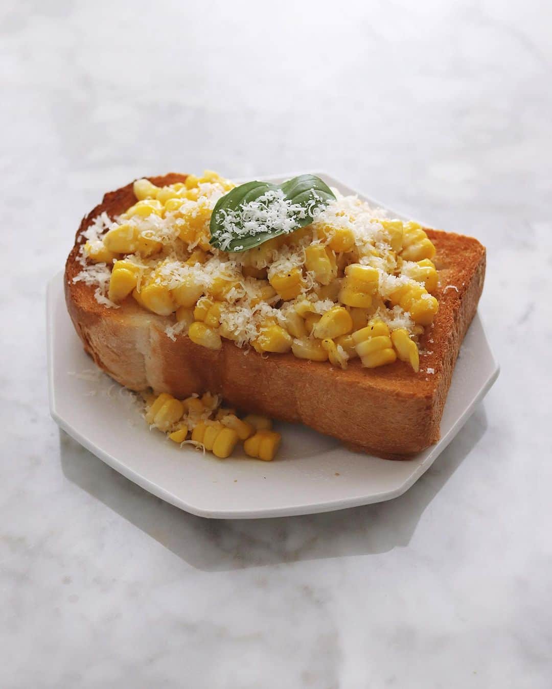 樋口正樹のインスタグラム：「butter corn toast 🌽 . パンの厚さに合わせて バターコーンたっぷり、 さらにチーズをかけた 夏のごちそうトースト。 必至でこぼしますけど それを含めておいしい😋 . パンは厚さ４枚切りの アンデルセンイギリス。 おいしいパンレシピは アンデルセンの公式で。 @andersen_official_jp . . #とうもろこしトースト #コーントースト #バターコーントースト #バターコーン #パルミジャーノレッジャーノ #スイートバジル #アンデルセン #アンデルセンイギリス #アンデルセンのパン #ヒュッゲ #ヒュッゲな暮らし #ヒュッゲのある暮らし #パンのある暮らし #パンのある生活 #パンスタグラム #パン大好き #buttercorn #corntoast #andersen #bread #bakery #toastforall #🌽」