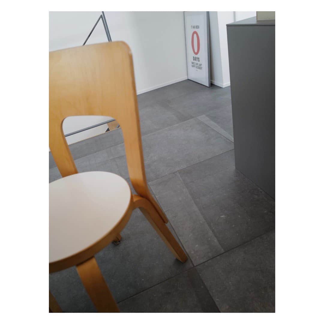 土井地恵理子のインスタグラム：「・ AALTO CHAIR ムクのバーチ材を積層材状にし 曲げ加工をした曲線は やっぱり美しい✨  我が家はAALTOのプロダクツ多め。  世田谷美術館のAALTO展も もっかい行きたいな。 6/20までですって。  #myhome #d_home #interior #chair #北欧家具 #インテリア #aalto #artek」