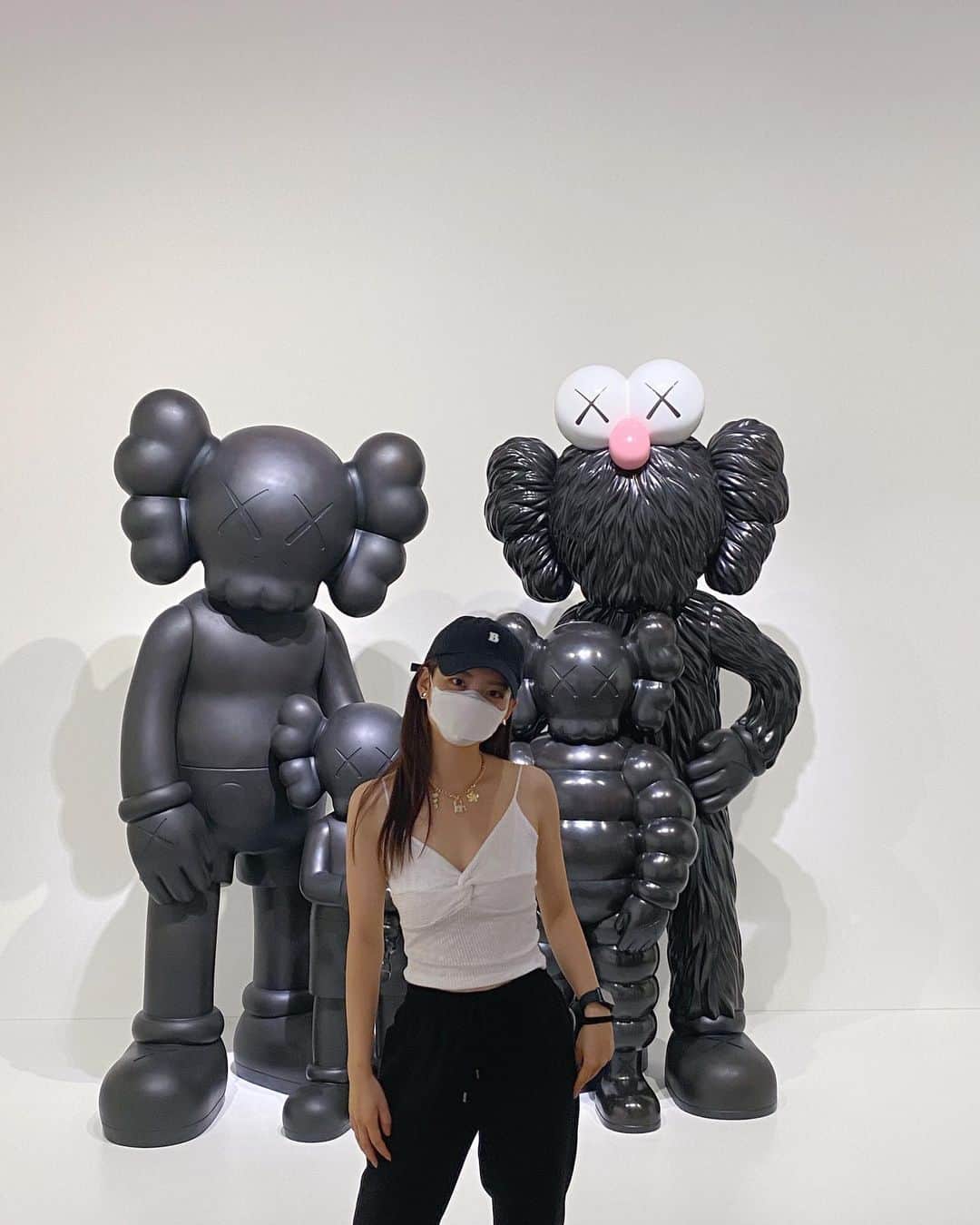 青山舞莉のインスタグラム：「MADISON KAI x @nugu__official   selly ribbon sleeveless set🤍🖤 at @kaws_tokyo_first   暑い時はカーディガンを肩の上から羽織ってるよ。私はワクチン接種のこの日にこのお洋服着たよ。肩出るし楽ちんでとーてもお気に入り。セット一緒に着ることももちろん、別々でも着れる。  #ミーコーデ #nugu #nugustyle #outfit #kaws #kawstokyofirst #韓国コーデ #コーデ #大学生コーデ」