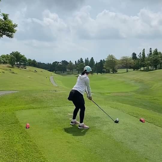 のインスタグラム：「昨日も元気にゴルフしてきました〜！⛳️ 暑い〜あつすぎた〜🥵 自己最打スコアでました。笑  動画は昨日じゃなく前のラウンドのです。 ドライバー変なアタリで、最後ごまかしてます😇笑  さてちょっと遅くなりましたが 7/28(水)は4回目のGOING FAIRWAYの放送でした！ radikoのタイムフリー機能で遡って聴くことができますよ📻  今回はよく聞かれる 「ぶっちゃけゴルフ始めるっていくらかかるの？💰」な話をしています。 ゴルフ始めたいけど、ココ気になるところですよね〜。 ぜひお聴きください🧐  【番組詳細】 GOING FAIRWAY FM秋田（82.8MHz） 毎週水曜14時40分～14時50分  【協賛企業様（敬称略/50音順）】 #AKT秋田テレビ  #青山バランスアップ治療院  #伊藤工業  #杉貞石材  #たわらや内科  #パーラー国際中央店  #ルミナスビューティーケア   #akita #秋田 #fmakita #radio #radiko #golf #godlfdia #愛甲和矢 さん #プロゴルファー #ゴルフ #ゴルフ女子 #ゴルフ初心者 #ゴルフレッスン #goingfairway #골프　#골프여자」