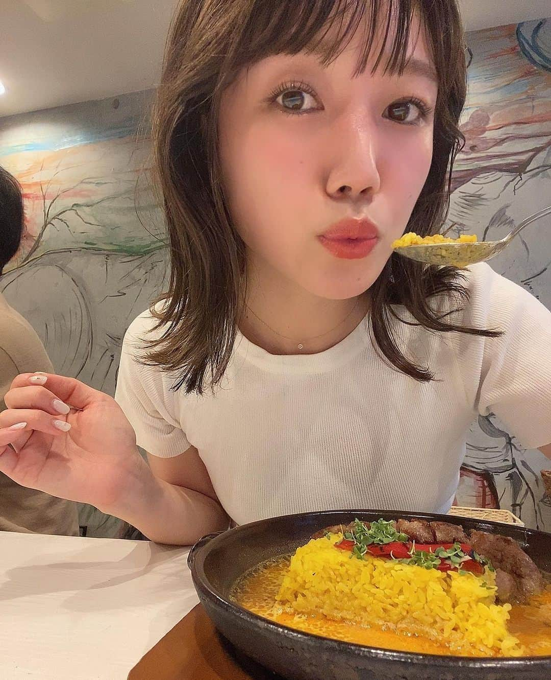 黒田りささんのインスタグラム写真 - (黒田りさInstagram)「🍛 . #くろりさもぐもぐシリーズ . だいすきで、何度もお邪魔している Rスリランカさん🇱🇰 . 熱々鉄板の上に サフランライスの大きな島 その上に堂々と乗っている肉厚ジューシーなステーキ🥩 それらを生かす、スパイスの海… . これはもう大陸です🥺(何言ってるのかんかんない) . とにかく、 この組み合わせが最高美味なのです、、 最後まで熱々で頂けるし ルーのおかげで、ご飯もお肉も 飲めちゃう気になるくらい🤤 . 自粛期間はよくデリバリーしていて お家で食べるたびに、 "あー幸せっ美味しいっ" って口に出して食べてた、、笑 . 話してたら食べたくなってきた、、🥺 . . #福岡カレー#福岡カレー部#スパイスカレー#Rスリランカ#福岡スパイスカレー#福岡グルメ#福岡ランチ#福岡グルメ部#福岡カフェ #福岡観光#薬院ランチ#薬院カフェ#薬院カレー#カレースタグラム#もぐもぐタイム」8月1日 9時58分 - kurorisa_14