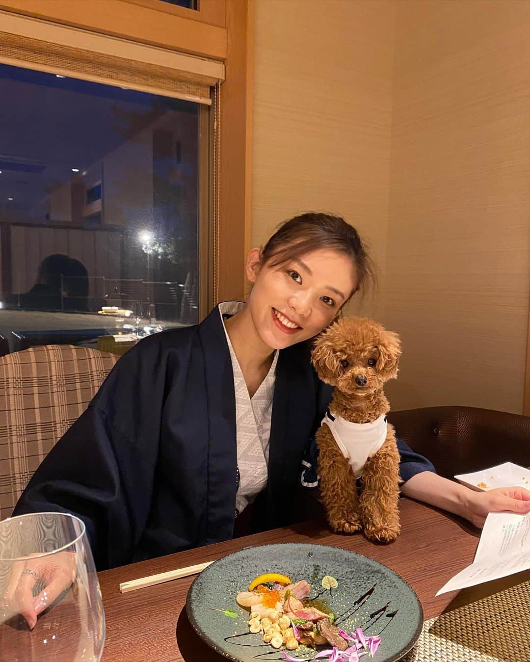 王子咲希(saki ouji)のインスタグラム：「. . 時差すぎますが...思い出 りまちゃんと温泉旅行🐶♨️ . お部屋にお風呂もあって 食事も個室で一緒に食べれて 広いドッグランがあって わんちゃんとの旅行初めてでしたが とっても良いお宿でした🥺💕 ここはリピートしたい✨ . #2021春 #ティーカッププードル  #トイプードル  #いぬすたぐらむ  #いぬのいる暮らし  #dogstagram #びわ湖松の浦別邸 #松の浦別邸」