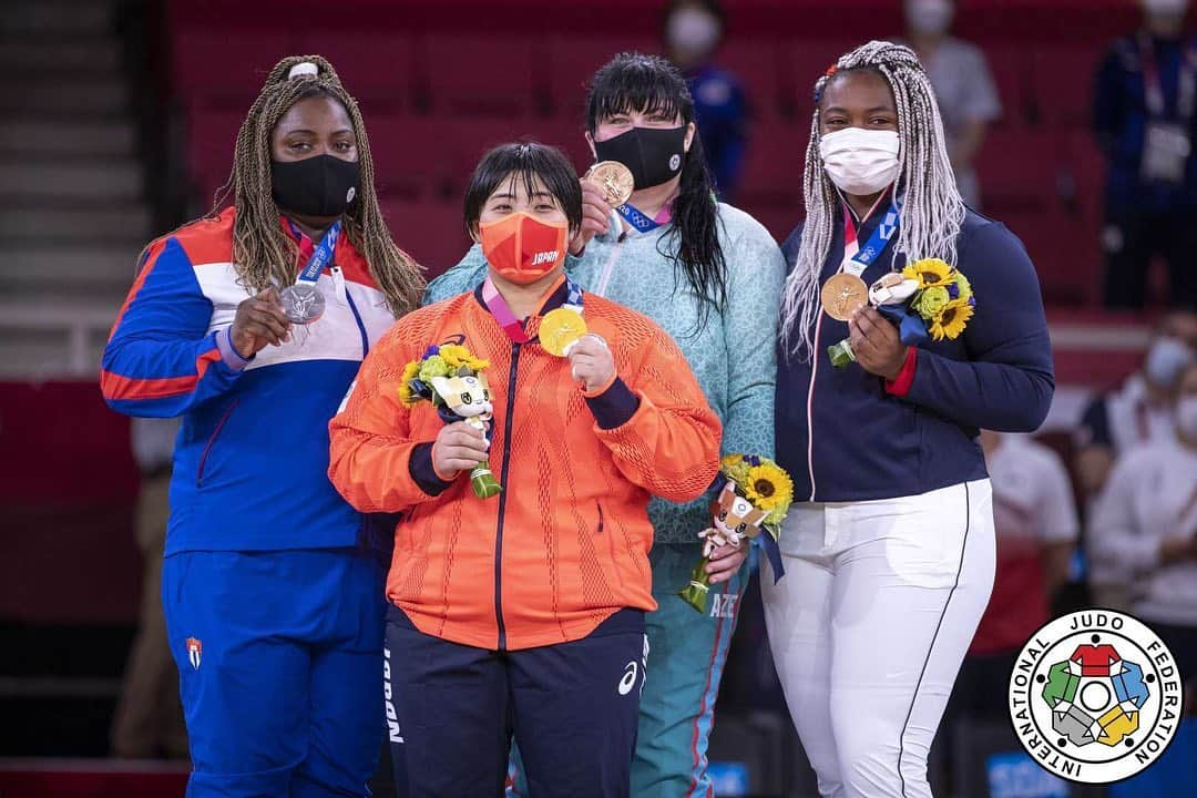 素根輝のインスタグラム：「Olympic Games TOKYO 2020🥇 . . 東京オリンピック個人戦 なんとか金メダルを取ることが出来ました。 このような状況下の中で、畳の上で闘えたことに感謝の気持ちでいっぱいです。  いつも支えて下さる方々、応援して下さる方々、私に関わって下さったすべての方々に感謝しています。 本当にありがとうございました！！！  これからも１つ１つ頑張っていきます🔥  #🥇🥈 #感謝」