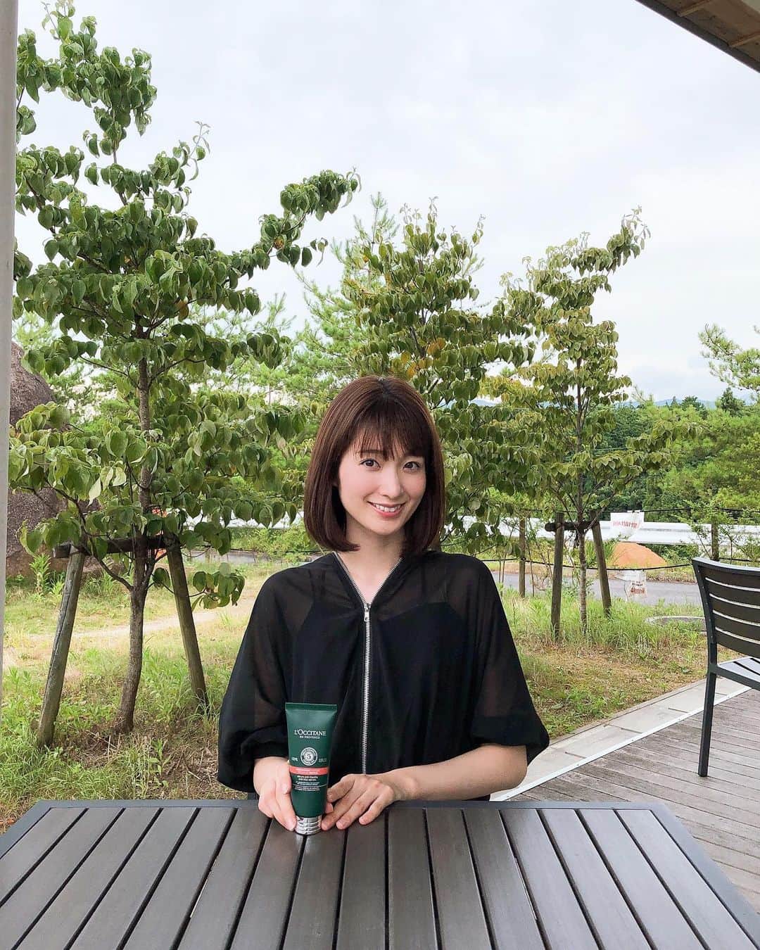杉枝真結のインスタグラム：「☺︎ 今、使い始めて、3本目に突入！🤭 昨年の発売から、ずっと愛用しているアイテム💐 - 今回は #ロクシタン ( @loccitane_jp ) の ファイブハーブス リペアリングヘアミルクセラム で #15秒チャレンジ に挑戦してみました✨ - “つける⇒とかす⇒ブローする” の 簡単3STEPで 広がった髪が、まとまるさらツヤ髪に👸🌙 (私は！  寝起きなどにパパッとつけて…  馴染ませて…ヘアブラシを通して…  そのままお外に出ちゃうこともあるよ🤭笑  シンプルに使いやすくて、お気に入り🌼) - 今の暑い時期は、特に💦 汗や湿気で広がりがちですが… 自然にするんとまとめてくれるの🥳 朝のお急ぎ時間などにも！！ 時短アイテムとしても優秀です💞 - 可愛くて使ってみたのですが☺️ 今、スタンプを使って投稿すると… ヘアミルクが当たるキャンペーンも実施中だそう！ GIF検索から「15秒チャレンジ」と入れて スタンプを探してみて下さい👏🌈 詳しくは ロクシタン公式アカウントの ハイライトをチェックしてね！！！🌻 - #髪まとまる神ミルク #PR」