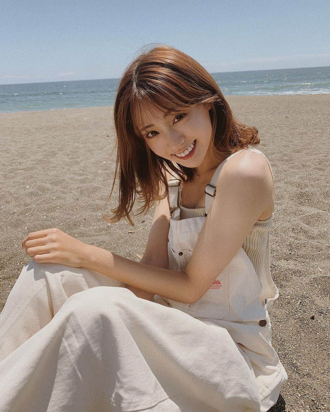 志田友美（ゆうみん）のインスタグラム：「﹏🌻🤍 ファンクラブがリニューアルしたよ！ 詳しくは、ハイライトみてね🌱 ㅤㅤㅤㅤㅤㅤㅤㅤㅤㅤㅤㅤㅤ  Laviiniの粉歯磨き🪥　  粒子が細かいからツルツルになってトーンアップする‼︎  粉だから一気に口に入れるとむせるから気をつけてね🤫w  お家で気軽にホワイトニングおすすめです🦷🤍  #ラヴィーニ#laviini#赤坂さくら歯科クリニック#ホワイトニング#pr @laviini.top」