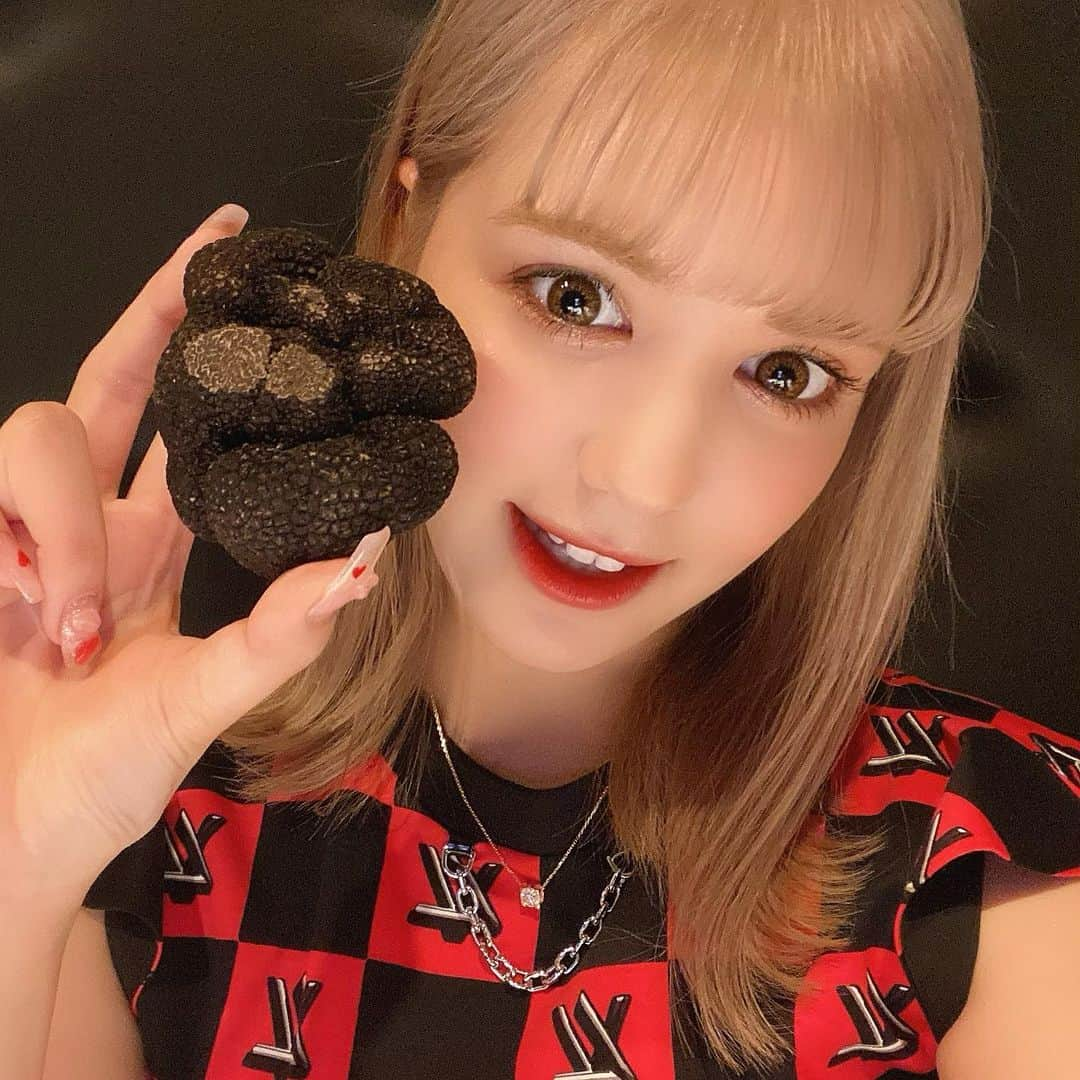 紗蘭さんのインスタグラム写真 - (紗蘭Instagram)「おっきい！😳トリュフ！🥺🍄🖤♥️ 最近は美味しいご飯を食べる為に日々生きてます🐷❤️‍🔥💭 みんなはどんなジャンルのご飯が好きー？💕💕💕 #マルゴットエバッチャーレ #margottoebaciare」8月1日 20時15分 - saracchidayo