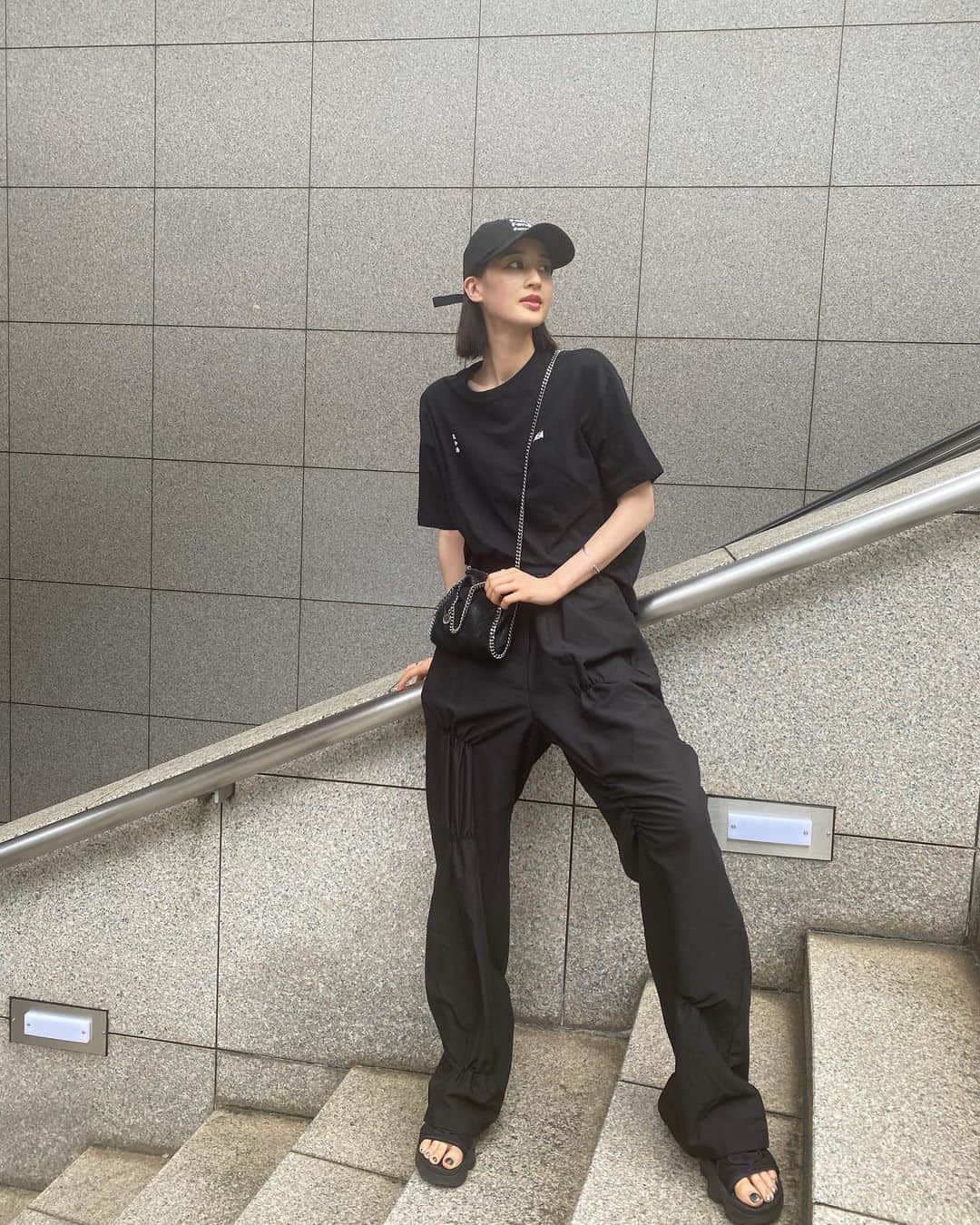 のインスタグラム：「@ne4style で大人気のシャーリングパンツ新色を一足お先に頂きました🖤🖤 これ前から可愛いなぁと思ってたの。 めっちゃ脚長くみえる(笑)170cmでも丈が長くて最高に可愛い！小さい方は切って着れますよ。夏でも涼しげな素材でした🙆‍♀️  それから @windandsea_wear のfengキャップとTシャツも自分の身体に合ってお気に入り🙆‍♀️fengは多分中国語で風だった気がする。楓もfengだから楓でもある！🍁さりげなく名前入り(笑)  暑い日々ですが、あっという間に過ぎ去っちゃうのでできることを全力で楽しみましょうね🌴🌺  #ne4style#シルエットを着こなす #windandsea #kaede626style #nike#ブラックコーデ #ootd#fashion」