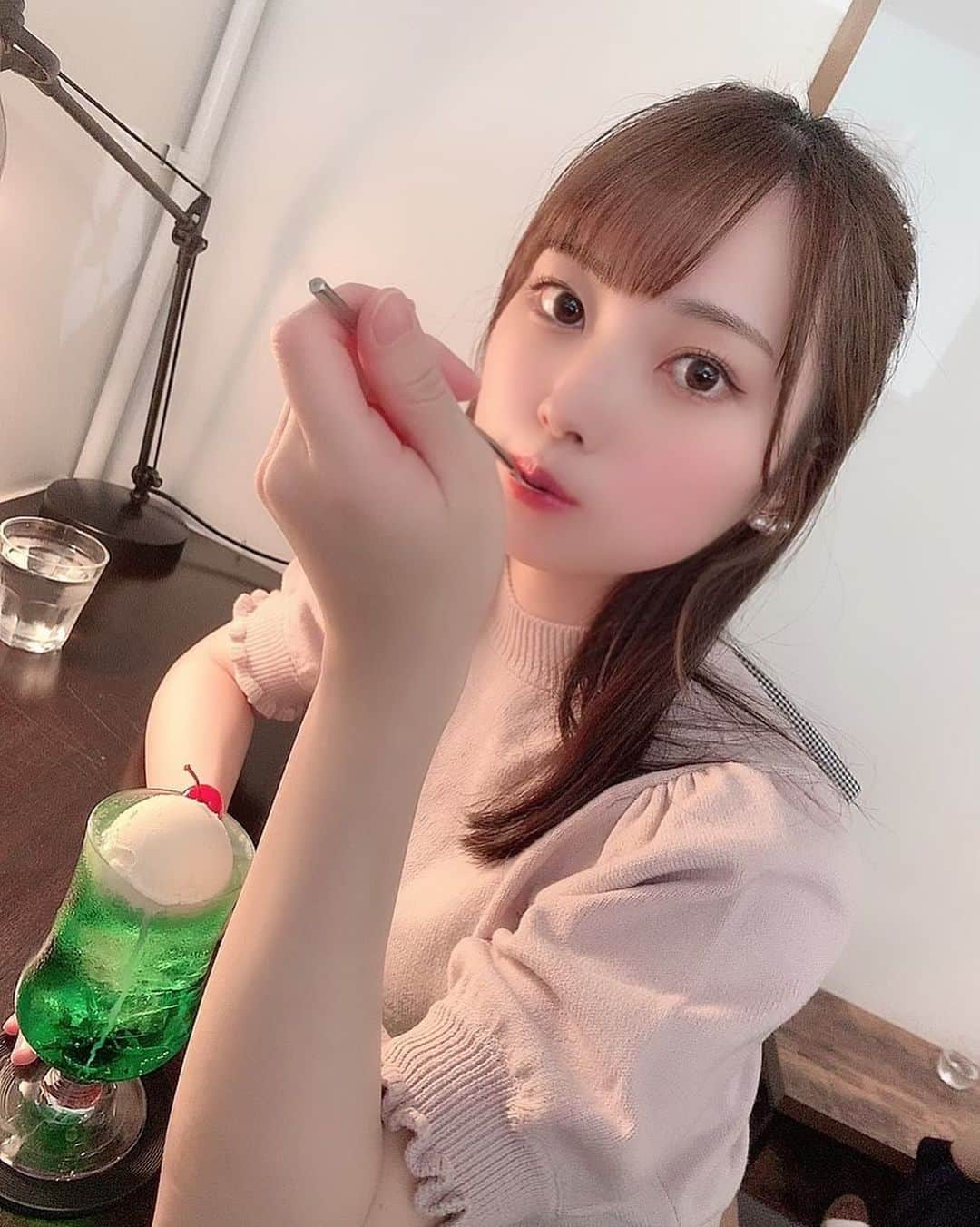 山内祐奈さんのインスタグラム写真 - (山内祐奈Instagram)「今日から8月だね🐝 クリームソーダ美味しすぎる~ 一口いるかい🐱 #カフェスタイル  #クリームソーダ #カフェ時間  #一口あげる #彼女とデートなうに使っていいよ #ゆなすたぐらむ❤︎」8月1日 20時10分 - yuna_hkt48