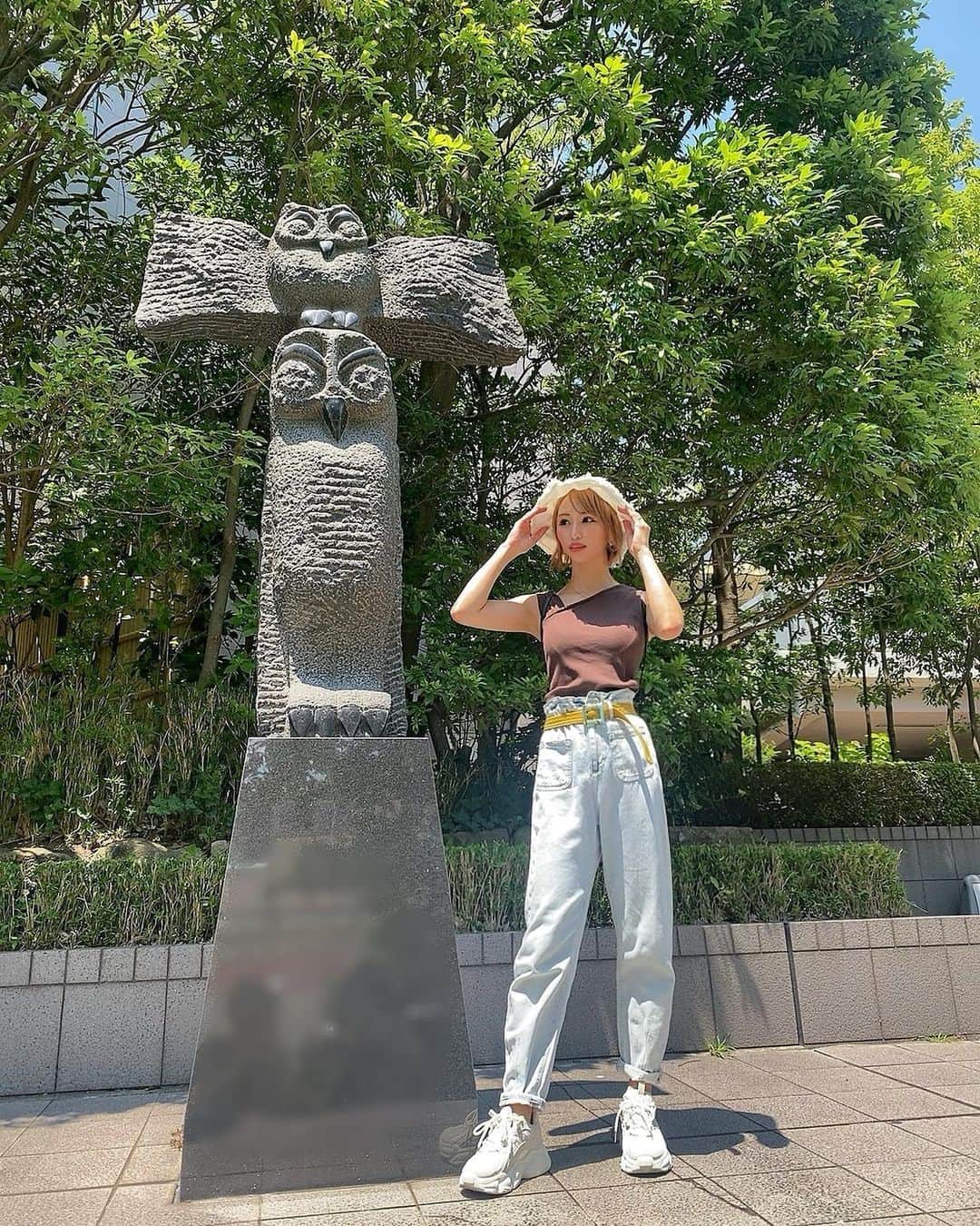 一ノ瀬恋のインスタグラム：「日差しやばめ☀️ 夏は帽子かかせないけど、取ったときにぺたんこなるし汗でヨレるし最悪🥲  ふくろうとパシャリ🦉📸 🎩 @unemansion  👕 @grl_official  👖 @zara 👟 @lilirena_  👝 @louisvuitton   #fashion  #cood #coodinate  #30代ファッション  #30代コーデ  #ショートカット #ショートボブ #ボブヘアー  #イエベ春 #骨格ウェーブ #令和2年ベビー #男の子のママ  #グレイル #grl  #プチプラコーデ #夏コーデ #帽子コーデ」
