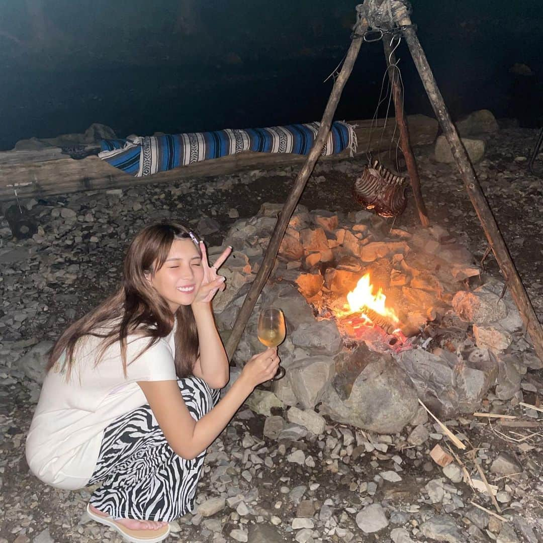 ききまるさんのインスタグラム写真 - (ききまるInstagram)「今年の夏はキャンプにたくさん行きたいなッ🏕 . . 片手に持ってるのはドンペリ🍾 焚き火に吊るされてるのはラムチョップ🥩  . .  . #キャンプ　#キャンプ女子 #キャンプ初心者 #キャンプ場 #キャンプ好きな人と繋がりたい #山の中　 #川遊び　　#ノーメイクデー #自然 #自然が好き #夏休みの過ごし方 #夏休みの思い出 #夏休みイベント #夏休み2021 #大自然 #大自然満喫 #自然が好きな人と繋がりたい #自然が好き #山ガール #リフレッシュ　#リフレッシュタイム　#朝ごはん #朝活 #朝食 #焚き火　#アウトドア #アウトドア女子 #デジタルデトックス」8月1日 20時20分 - kikigram_97