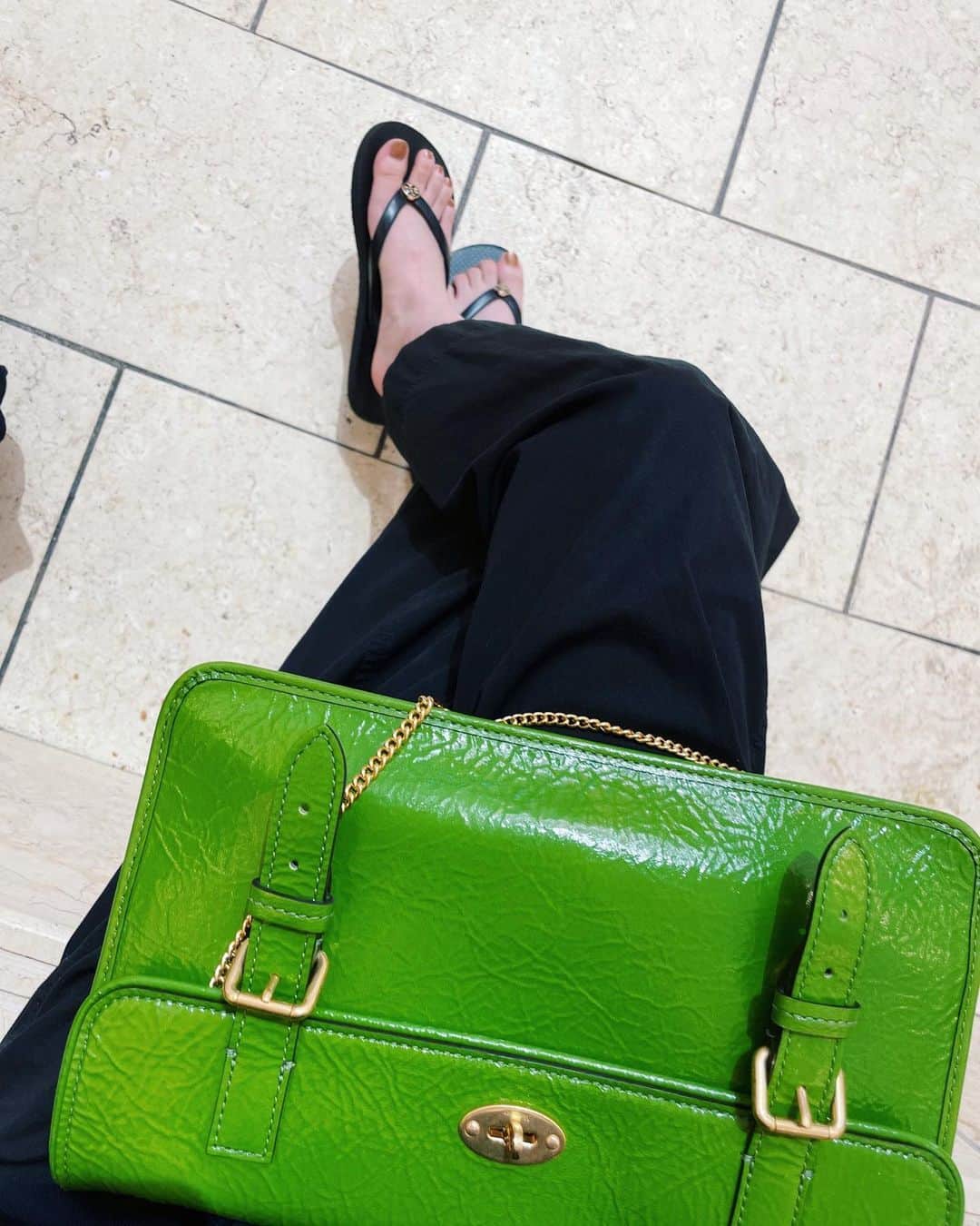 福本莉子さんのインスタグラム写真 - (福本莉子Instagram)「⁡ ⁡ 毎日ビーサンばっかり履いてしまう。 楽すぎる〜 ⁡ shose #Toryburch bag #mulberryxalexachung  #ふくもとのふく」8月1日 20時35分 - riko_fukumoto_