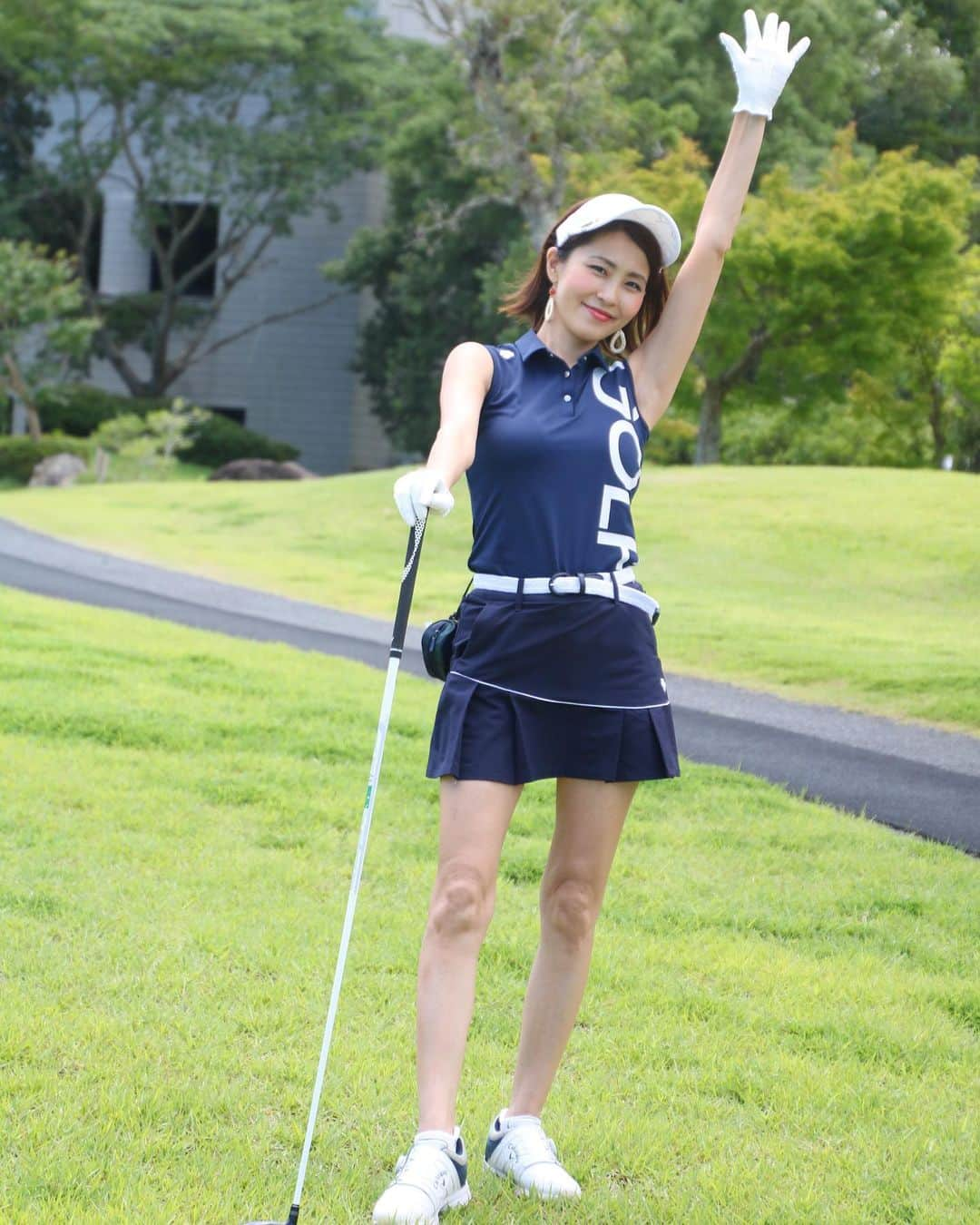 坂元美香さんのインスタグラム写真 - (坂元美香Instagram)「こんばんは！  昨日のラウンド⛳️🏌🏻‍♀️ 死ぬか生きるかみたいな激しい日差しに 暑すぎて途中で止めようかと 何度も諦めそうになりました😅💦  とにかく早く帰りたくて強気のパットが男前🤣 PARをとれただけで本人は相当ご機嫌なのです。 そんなもんです。楽しければすべて良し🙆🏻‍♀️  こうやって家でクーラー効いてる部屋で ソファーにゴロゴロしながらオリンピック見てると この暑い中 頑張ってる選手の皆さんに 本当頭が下がります！！  涼しくなるまでしばらくゴルフはいいかな… とか言いながらすぐ忘れて また行っちゃうんだろうな…😅 今夏も相変わらずこんがりしてます🙋🏽‍♀️  #ゴルフ #ゴルフ女子 #ゴルフコーデ  #デサントゴルフ #descentegolf #デサント #DESCENTE #坂元ゴルフ日記 #callaway #golf #ゴルフ初心者 #大多喜城ゴルフ倶楽部 #ラウンド14回目  #元気が一番 #楽しいのが一番」8月1日 20時45分 - mika_saka