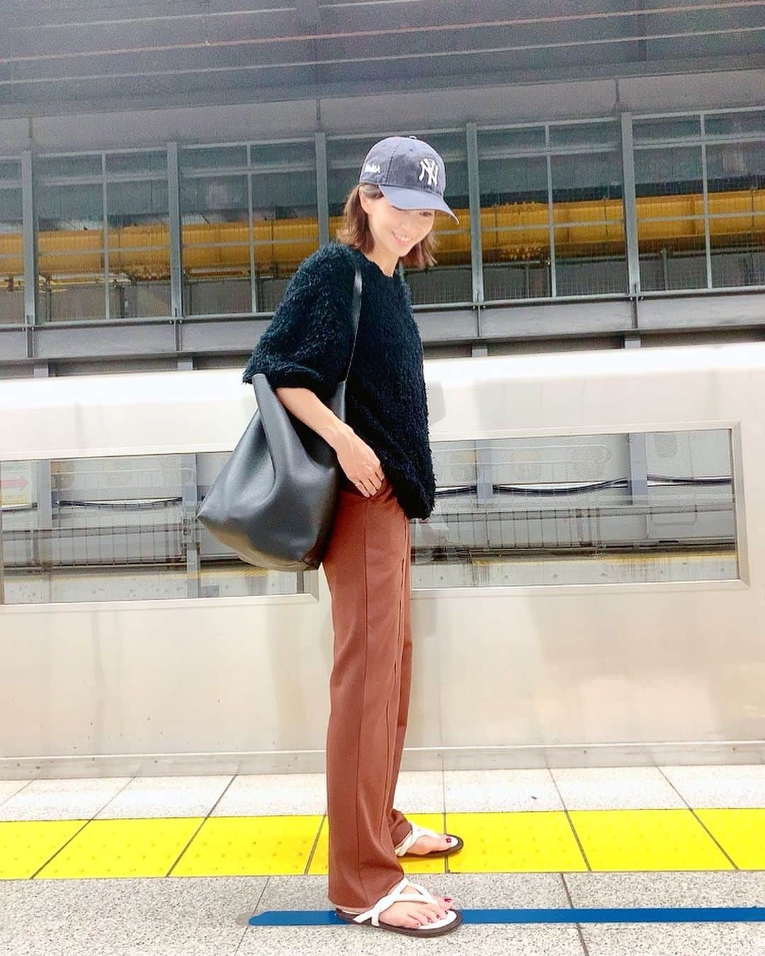 安田美沙子さんのインスタグラム写真 - (安田美沙子Instagram)「昨日は、京都ロケでした✨ このパンツが楽すぎて、移動が多い時はついつい、履いてしまう🤍  クーラーの寒さも苦手なので、厚手のモケモケしたトップスを着て行ったら、暑そう！！って言われた。笑  冷えすぎるとしんどくなる冷え性なので、唐辛子系であっためるか、生姜スープで温めて汗を少しだけかきたい。  大好きな京都に帰る機会が増えて嬉しいです🤍  #shooting #kyoto @emmi.jp @beautifulpeople_officialsite  @todayful_  @newerajapan  @therow #お蕎麦　#おおきに　#優しい人たちとの出逢い #パパ子守ありがと👨　#蕎麦よしむらさん」8月1日 20時45分 - yasuda_misako