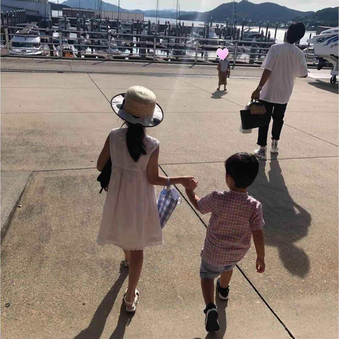 松本亜希さんのインスタグラム写真 - (松本亜希Instagram)「・ 広島では、愛しの @naomiiiiiiiiiiii ちゃんファミリーとも会えました💕 まる1年ぶりに会えたなーちゃんファミリー🥺 でも久々感がいつも全くないのはなんでだろう。 心の距離は近いもんね💓  今回はうちの両親も一緒だったけど、温かく迎えてくれてありがとう。うちの母も @hiand_official のお洋服よく着てる😂  子供達の成長も微笑ましくって、息子の面倒を見てくれてきゅん♡寝起きの息子はねーねにひっついて、お手手繋いでもらってご機嫌でした 笑 そして、いつも通りなーちゃんの旦那さんはイケメンでした　笑  次はいつ会えるかな🥺 なーちゃん、お誕生日のお祝いもしてくれてありがとう🙏大好きな家族です❤️ __________________________ #ベラビスタ#bellavista #広島#尾道#bff  #家族#family#familytime  #息子#2歳9ヶ月 #akirontravel✈️」8月1日 20時46分 - m_akiron
