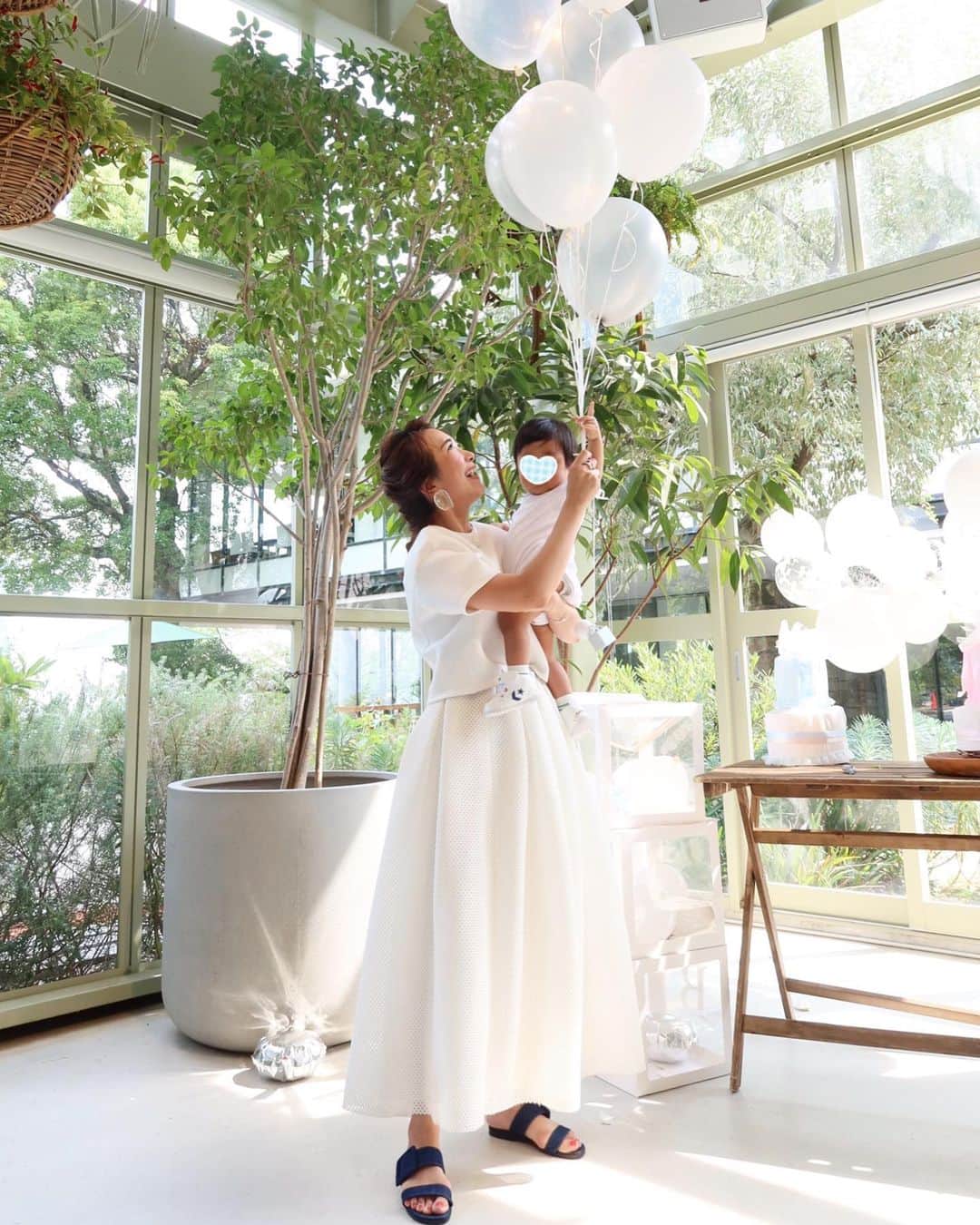 Mai Wakimizuのインスタグラム：「昨日は楽しみにしていたbabyshowerでした♡ドレスコードはwhiteだったのでお気に入りの上下で♡息子の"1のポーズ"分かるかな。何歳？って聞かれた時に答えられるよう教えたポーズ。昨日もしっかりアピールしてました＼(^o^)／ #生後1歳#1歳#1歳男の子#男の子ママ#mamalife」