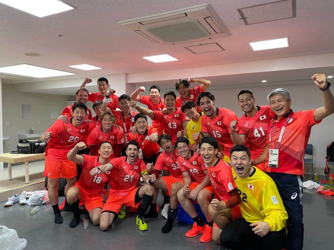 成田幸平さんのインスタグラム写真 - (成田幸平Instagram)「＊＊＊ ポルトガル戦は31-30で勝ちました✨ ですが得失点差で決勝トーナメントに 進むことはできませんでした💦 オリンピックという夢の舞台に 立たせていただいて本当に ありがとうございました🙇🏻‍♂️ 医療従事者の方やボランティアの方 この大会に関わる全ての人に 感謝いたします❗️❗️ 結果としては残念でしたが 最高の仲間と最後まで戦えて 本当に幸せでした😭 大会期間中たくさんの 応援ありがとうございました🙇🏻‍♂️ #彗星JAPAN #HANDBALL #ハンドボール #TOKYO2020 #明日出村します」8月1日 11時55分 - kohei_narita23