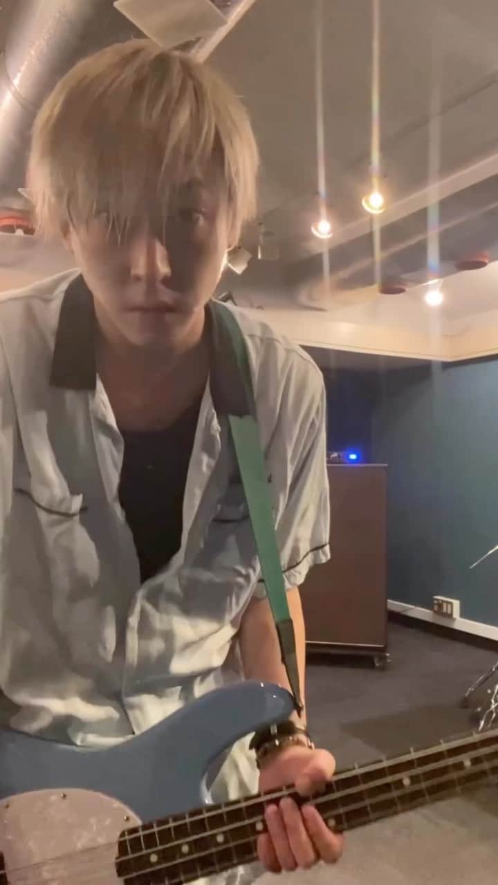 山口賢人のインスタグラム：「男のルート弾き🔥  インスタ動画上げると微妙に音ズレする🥺」