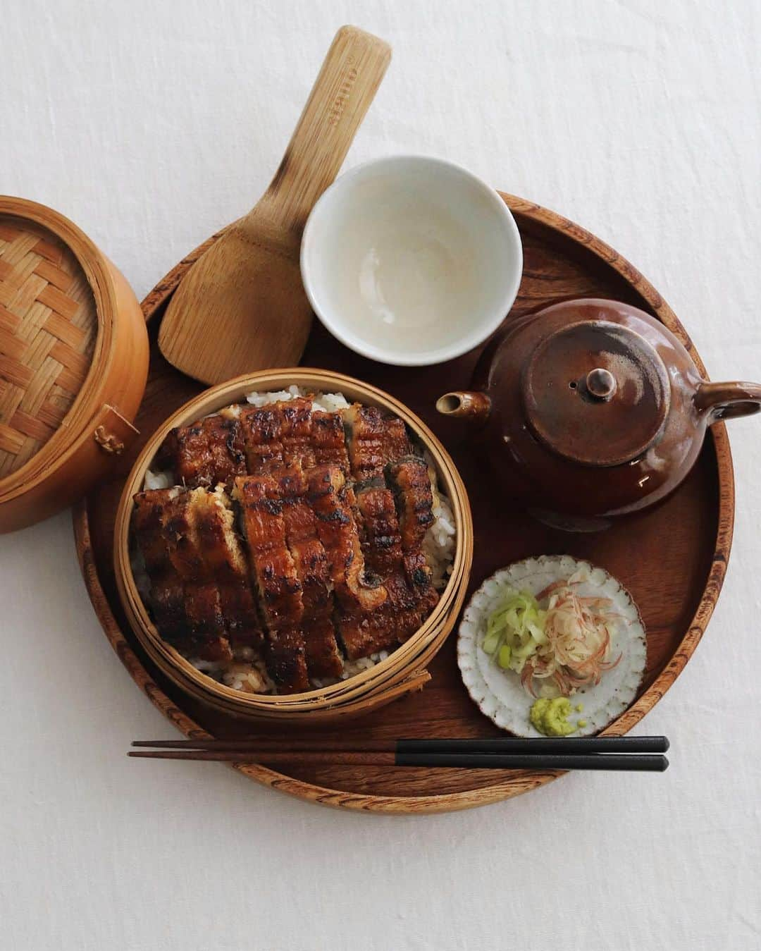 樋口正樹のインスタグラム：「Unagi 💦 . 土用の丑の日の残りもの 冷凍保存してた蒲焼３枚、 蒸籠でふっくらと蒸して、 ひつまぶしみたいにして😋 . まったく食欲落ちないし、 まったく贅肉も落ちない🤣 . . . #うなぎ #蒸籠蒸し #ウナギ #鰻 #うなぎ大好き #うなぎランチ #ひつまぶし風 #unagi」