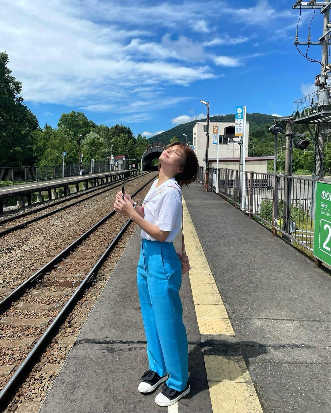 ななぴさんのインスタグラム写真 - (ななぴInstagram)「BLUE × SKY 💙💙💙  先日北海道へ✈️ たくさんの大自然とはじめての夏の北海道に癒された🐝 また行きたい〜！今度はもっと行きたいところたくさんある😖  このカラーパンツ形が綺麗でめちゃめちゃ使える😇 黒と二色買いした✌️ 走り方がアホくさいのはご愛嬌、、笑  #北海道　#トマム駅　#カラーパンツ　#コーデ　#loewe #ロエベ　#ロエベコーデ　#Tシャツ　#ショートヘア　#ショートカット　#私服　#ハイウエストパンツ　#ショートヘアコーデ　#スニーカーコーデ」8月1日 13時13分 - __nanapgram__