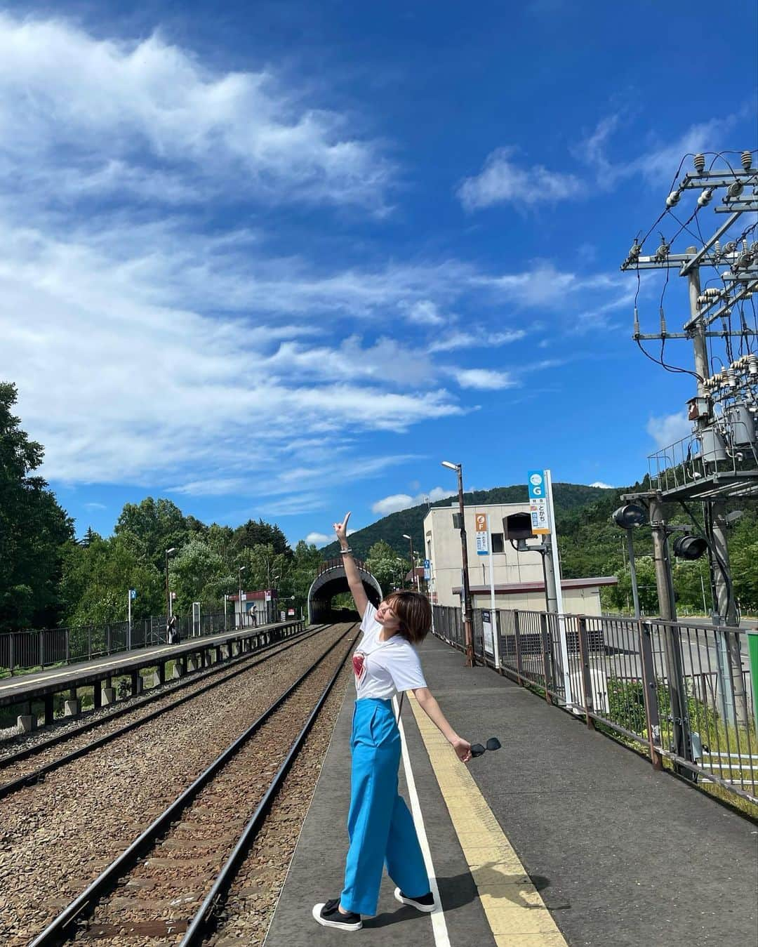 ななぴさんのインスタグラム写真 - (ななぴInstagram)「BLUE × SKY 💙💙💙  先日北海道へ✈️ たくさんの大自然とはじめての夏の北海道に癒された🐝 また行きたい〜！今度はもっと行きたいところたくさんある😖  このカラーパンツ形が綺麗でめちゃめちゃ使える😇 黒と二色買いした✌️ 走り方がアホくさいのはご愛嬌、、笑  #北海道　#トマム駅　#カラーパンツ　#コーデ　#loewe #ロエベ　#ロエベコーデ　#Tシャツ　#ショートヘア　#ショートカット　#私服　#ハイウエストパンツ　#ショートヘアコーデ　#スニーカーコーデ」8月1日 13時13分 - __nanapgram__