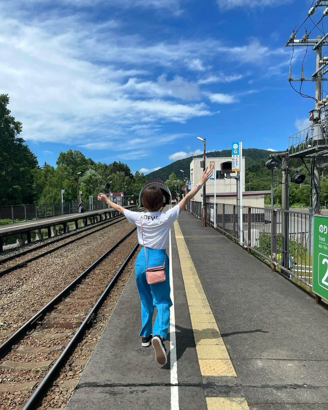 ななぴさんのインスタグラム写真 - (ななぴInstagram)「BLUE × SKY 💙💙💙  先日北海道へ✈️ たくさんの大自然とはじめての夏の北海道に癒された🐝 また行きたい〜！今度はもっと行きたいところたくさんある😖  このカラーパンツ形が綺麗でめちゃめちゃ使える😇 黒と二色買いした✌️ 走り方がアホくさいのはご愛嬌、、笑  #北海道　#トマム駅　#カラーパンツ　#コーデ　#loewe #ロエベ　#ロエベコーデ　#Tシャツ　#ショートヘア　#ショートカット　#私服　#ハイウエストパンツ　#ショートヘアコーデ　#スニーカーコーデ」8月1日 13時13分 - __nanapgram__