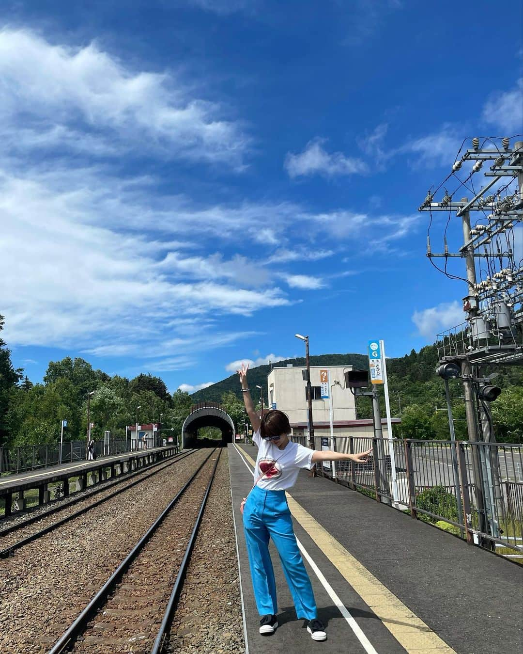 ななぴさんのインスタグラム写真 - (ななぴInstagram)「BLUE × SKY 💙💙💙  先日北海道へ✈️ たくさんの大自然とはじめての夏の北海道に癒された🐝 また行きたい〜！今度はもっと行きたいところたくさんある😖  このカラーパンツ形が綺麗でめちゃめちゃ使える😇 黒と二色買いした✌️ 走り方がアホくさいのはご愛嬌、、笑  #北海道　#トマム駅　#カラーパンツ　#コーデ　#loewe #ロエベ　#ロエベコーデ　#Tシャツ　#ショートヘア　#ショートカット　#私服　#ハイウエストパンツ　#ショートヘアコーデ　#スニーカーコーデ」8月1日 13時13分 - __nanapgram__