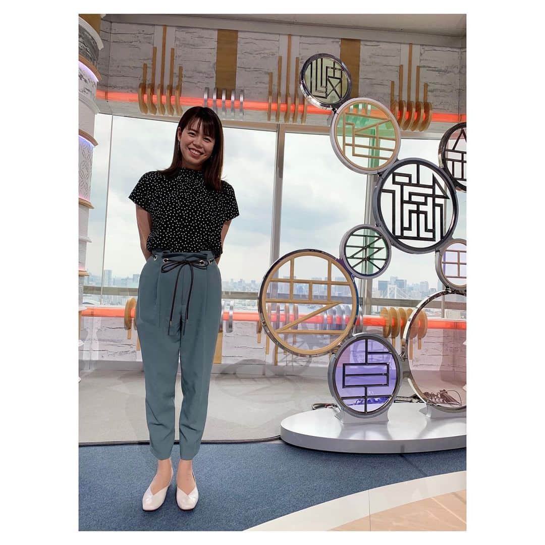 のインスタグラム：「〜東京2020競泳競技中継〜 7月26日、28日とフジテレビのスタジオにて 競技コメンテーターとして出演させて頂きました！ ⁡ 選手たちの1レース1レースを見守りながらも 時には興奮し、感動し、悔しがり、いろんな感情を抱きました。  結果がすべてと言われることもあるシビアな世界ですが、そんなことはないと改めて感じる瞬間がたくさんありました。 みんな最大限の準備をして、日本の代表という覚悟を持ちながら計り知れないプレッシャーと戦っていると思います。 その姿は、例え目指していた結果に届かなくても必ず誰かの心を動かしていると思いますし、私も動かされた1人です。 ⁡ オリンピックはまだ続き、その後パラリンピックも始まります。 引き続き、心からの声援を送りたいと思います🎌✨ ⁡ さよさん、今回も素敵な衣装をありがとうございました👗 @grandegrande_official さんの パンプスがとっても履きやすくてお気に入りですっ🥰🥰  pierce @ete_official  pants @tonal_official  shoes @grandegrande_official  　 #tokyo2020 #olympics #オリンピック #競泳 #フジテレビ」