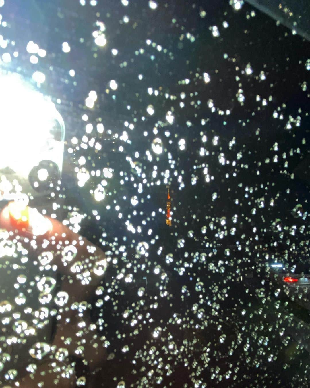 木村沙織さんのインスタグラム写真 - (木村沙織Instagram)「. 雨の日に車の中から撮った東京タワー🗼 . 涙の向こう側に燃える光🔥みたいにみえるのは きっと昨日の試合を見たからだろうけど、 そんな今日から8月がstart🎐 . 今日も明るく☺️💪🏼」8月1日 13時19分 - saoriiiii819