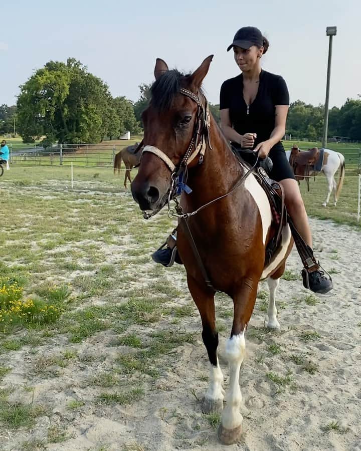 Brittany Rennerのインスタグラム：「Took @cowboy_85south’s horse Red for a spin 💨 This has been so therapeutic for me and for that I am thankful @704horsemen 🐎」