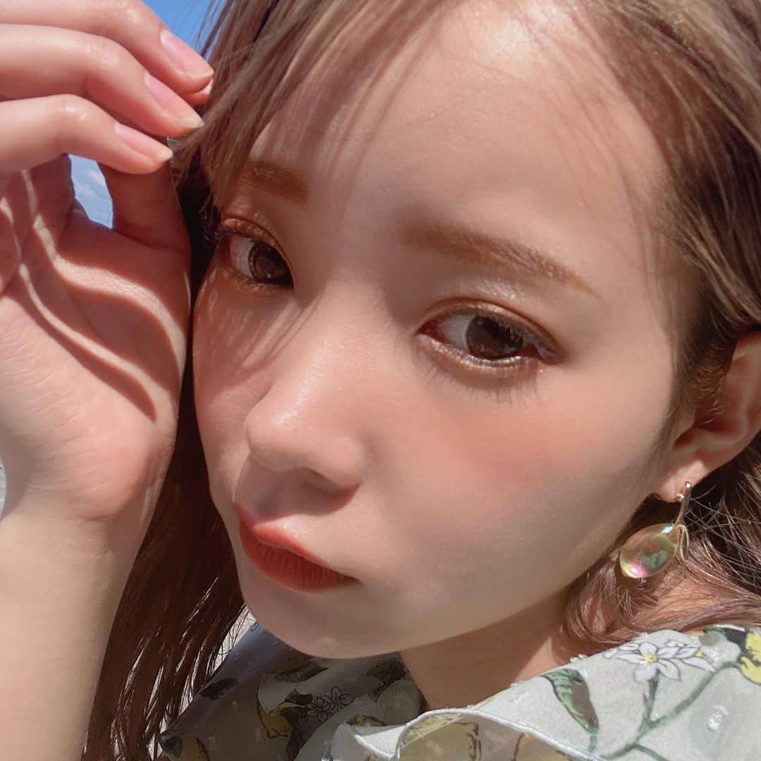 mimのインスタグラム：「あっぷ  カラコンはプロデュースしてる フラワーアイズワンデークロッシェのシスルブラウン👀ひまわりみたいで好き🌻」