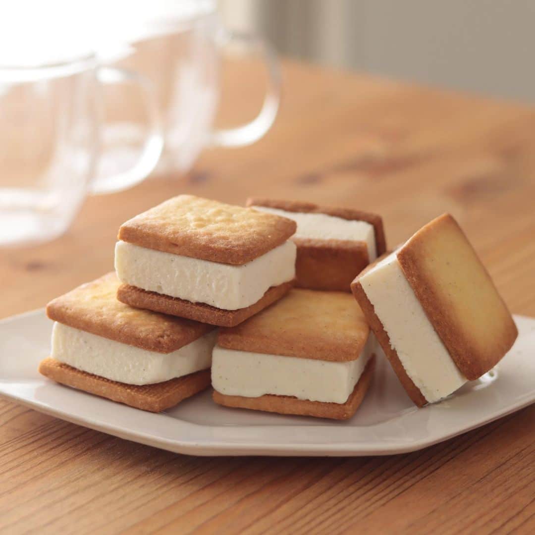 HidaMari Cookingさんのインスタグラム写真 - (HidaMari CookingInstagram)「icecream cookie sandwich🍪  レシピはYouTubeにあります☺️ アイスクリームクッキーサンドを作りました🍪 夏といえばやっぱりアイスが食べたくなるので…🤤 チョコバージョンも食べたいなぁ…🍫  #hidamaricooking #お菓子作り #クッキーサンド #アイスクリーム #icecream #cookiesandcream」8月1日 14時13分 - hidamaricooking