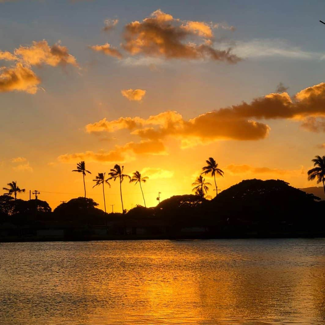 マキ・コニクソンさんのインスタグラム写真 - (マキ・コニクソンInstagram)「Ewa BeachにあるIroquois Pointから見えた夕焼け空。  ハワイの夕日はいつどこで見てもいいね！ 癒される。☺️  今夜はスーツケースを片付けて からワンズとまったりオリンピックを観ようかな。  #ハワイの夕日のおすそ分け🤙🏼  #気持ちだけでもハワイ😊  #妄想ハワイ #エアハワイ🌺」8月1日 14時15分 - makikonikson