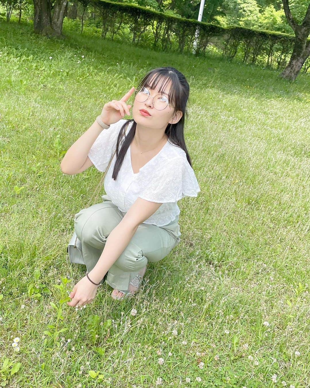 未梨一花さんのインスタグラム写真 - (未梨一花Instagram)「🦜🌱 #みりいちコーデ #8月 #夏 #夏コーデ #芝生 #私服 #パンツスタイル #ハーフアップ #眼鏡女子」8月1日 15時10分 - 1ka__3ri