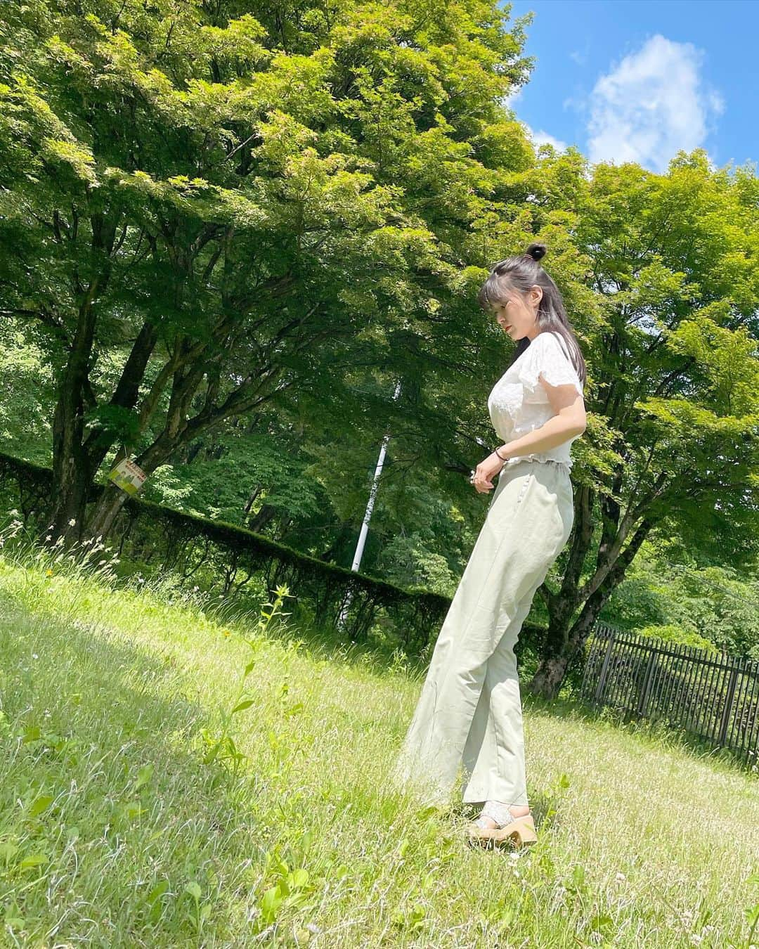 未梨一花さんのインスタグラム写真 - (未梨一花Instagram)「🦜🌱 #みりいちコーデ #8月 #夏 #夏コーデ #芝生 #私服 #パンツスタイル #ハーフアップ #眼鏡女子」8月1日 15時10分 - 1ka__3ri