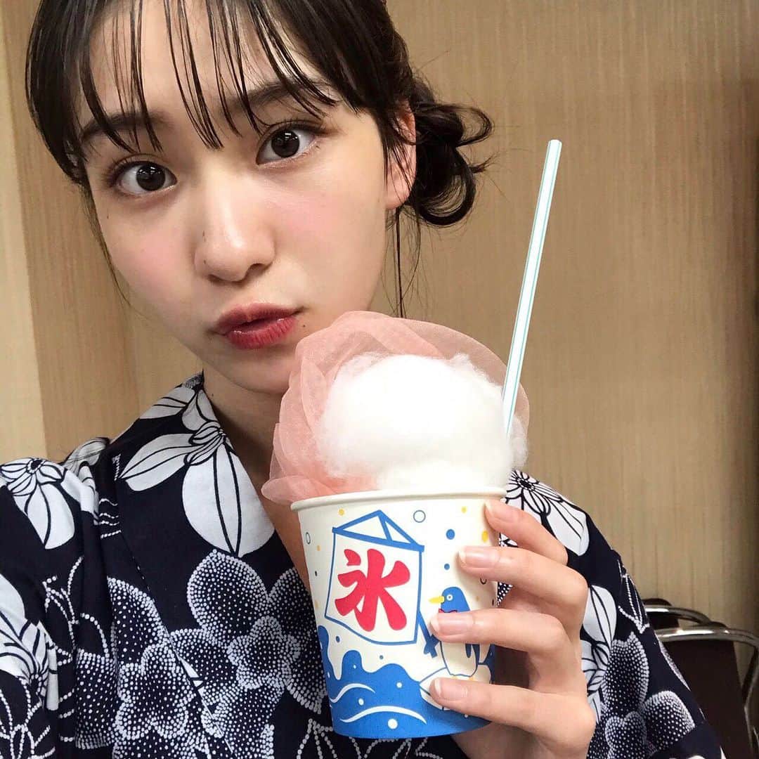 太田雫さんのインスタグラム写真 - (太田雫Instagram)「・ オフショ🍧 ・ ・ 中学生なんでも夏休みランキングのときのだよ〜 ・ 久しぶりに浴衣を着れて嬉しかったです🌼 ・ ・ ・ #ニコラ#太田雫 #オフショ#かき氷#浴衣#自撮り#selfie#夏休み」8月1日 15時18分 - _shizukuota