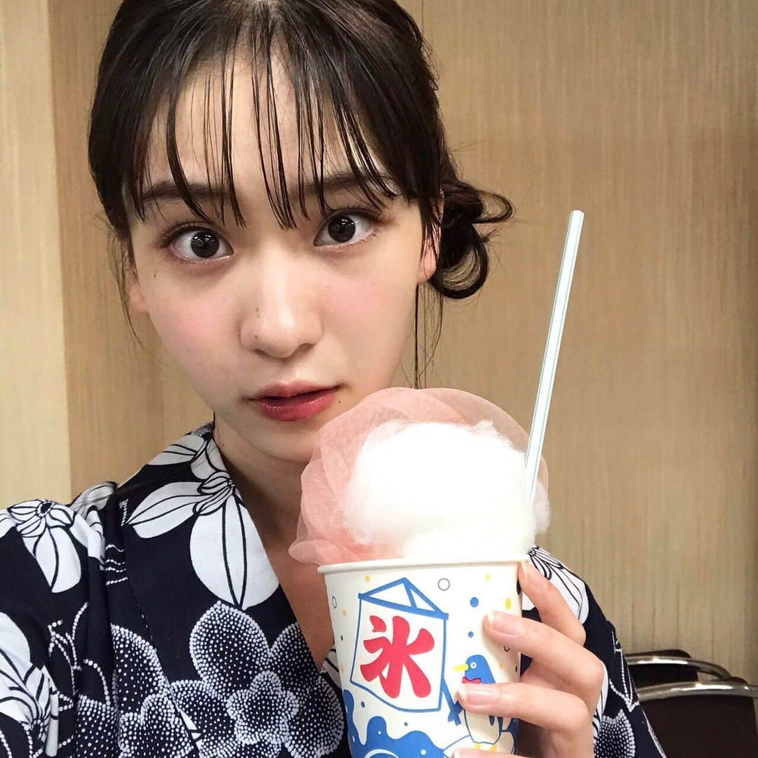 太田雫さんのインスタグラム写真 - (太田雫Instagram)「・ オフショ🍧 ・ ・ 中学生なんでも夏休みランキングのときのだよ〜 ・ 久しぶりに浴衣を着れて嬉しかったです🌼 ・ ・ ・ #ニコラ#太田雫 #オフショ#かき氷#浴衣#自撮り#selfie#夏休み」8月1日 15時18分 - _shizukuota