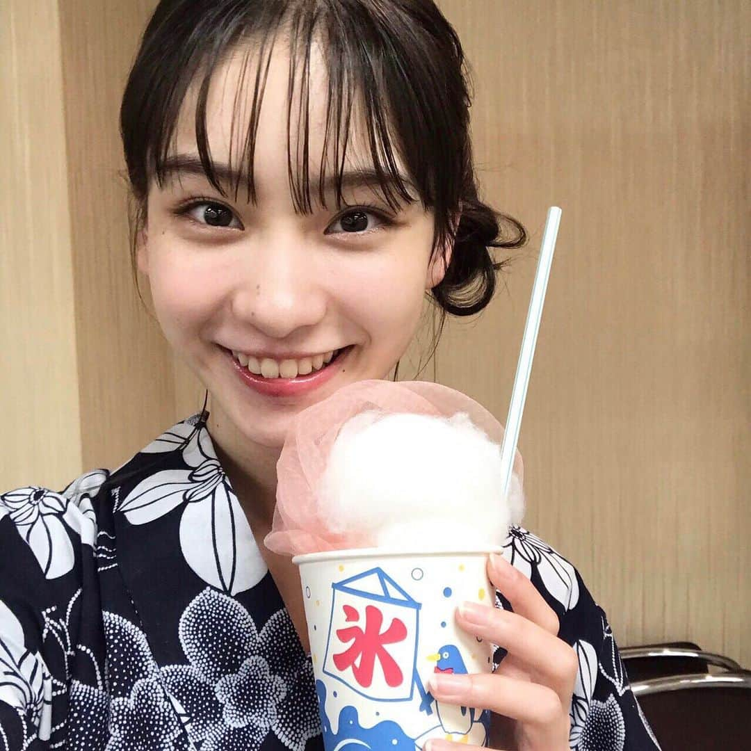 太田雫さんのインスタグラム写真 - (太田雫Instagram)「・ オフショ🍧 ・ ・ 中学生なんでも夏休みランキングのときのだよ〜 ・ 久しぶりに浴衣を着れて嬉しかったです🌼 ・ ・ ・ #ニコラ#太田雫 #オフショ#かき氷#浴衣#自撮り#selfie#夏休み」8月1日 15時18分 - _shizukuota