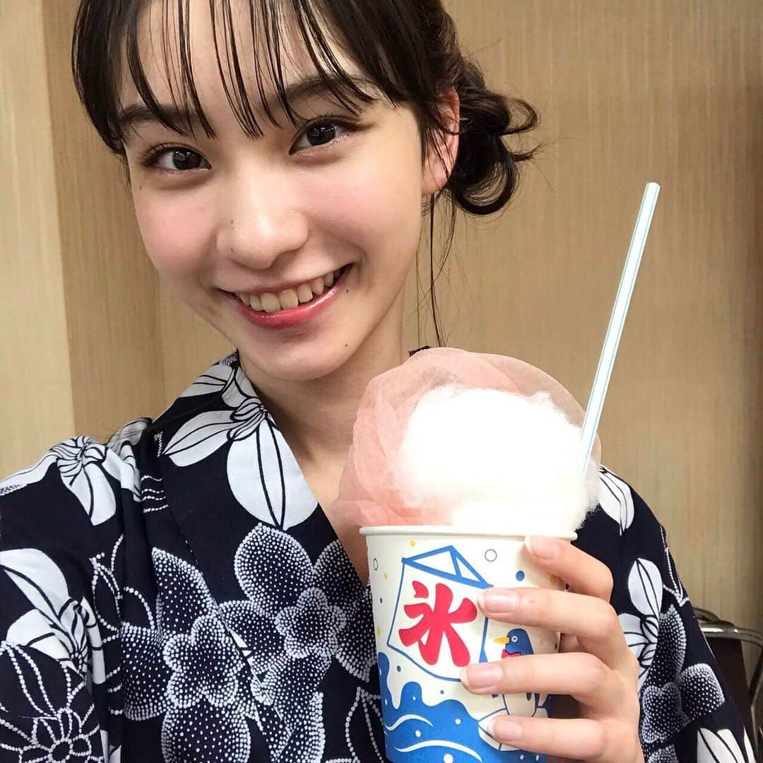 太田雫さんのインスタグラム写真 - (太田雫Instagram)「・ オフショ🍧 ・ ・ 中学生なんでも夏休みランキングのときのだよ〜 ・ 久しぶりに浴衣を着れて嬉しかったです🌼 ・ ・ ・ #ニコラ#太田雫 #オフショ#かき氷#浴衣#自撮り#selfie#夏休み」8月1日 15時18分 - _shizukuota