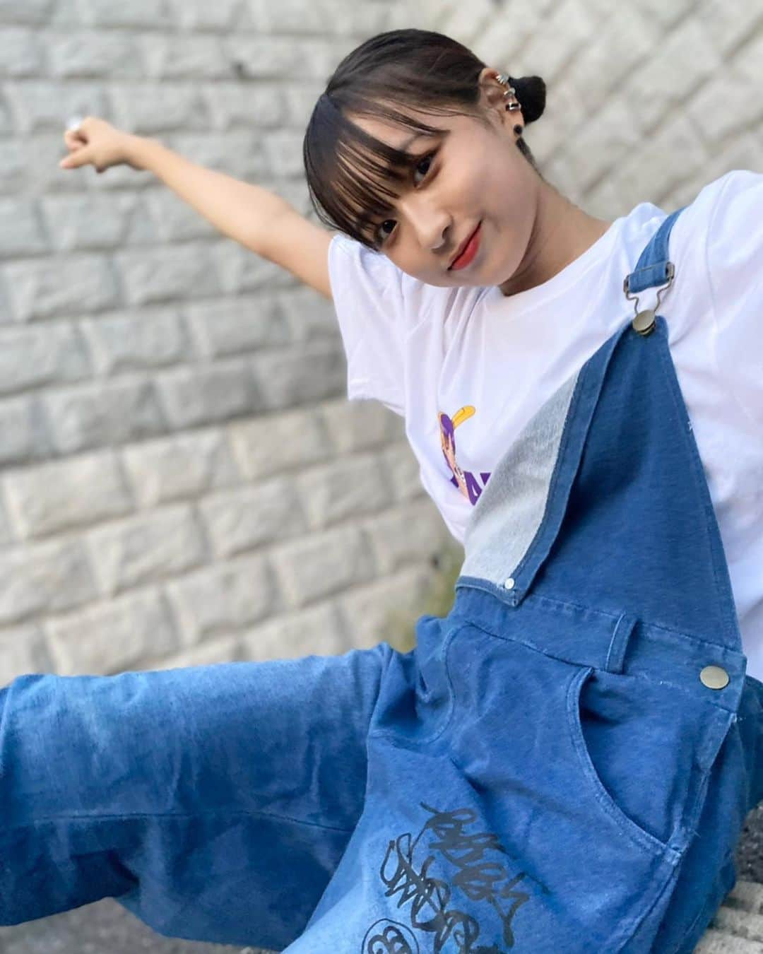 佐藤ひなたさんのインスタグラム写真 - (佐藤ひなたInstagram)「・ ・ 🥳8月生まれのみなさま お誕生日のおめでとうございま〜す！🎉  みなさんにとって素敵な1年になりますように👼  毎日暑いから おうちの中が天国すぎる…😇  #XLARGE #FR2 #オーバーオール #お団子  #ひな #06 #ひなdays」8月1日 21時03分 - hinata_sato_official