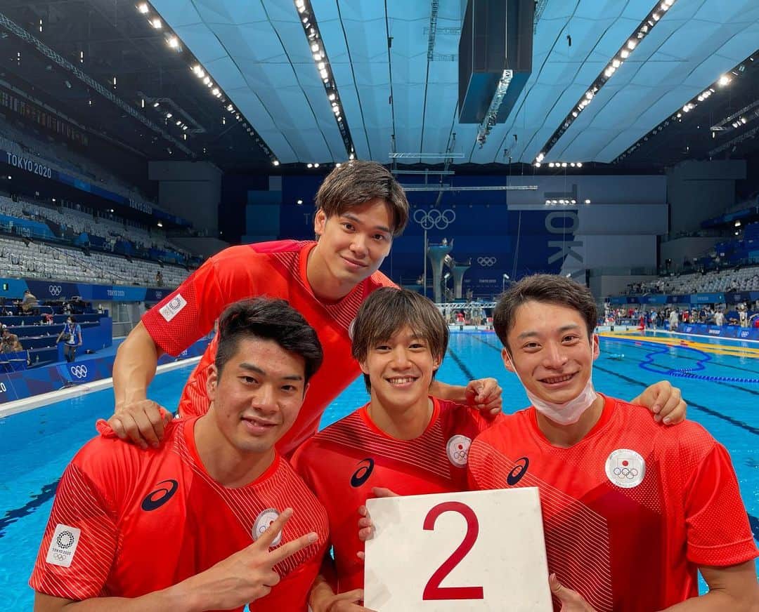 入江陵介のインスタグラム：「. 僕にとって4度目となる東京五輪が終わりました。 . . この舞台で泳がせて頂いた事に心から感謝します。 . . メディアでは見えない部分で多くのスタッフの方々に支えて頂きました。大会に関わって下さった全ての皆様、応援して下さった皆様、なによりも医療従事者の皆様、本当に日々ありがとうございます。 . . 選手村からプールに向かうバスに乗っていると、大きく手を振ってくれる子供達も沢山いて本当に嬉しい気持ちになりました。この五輪が子供達にとって明るい気持ちになれる大会であったら嬉しいです。 . . 競泳チームとしては厳しい大会となりましたが、来年には世界水泳が福岡で開催されたり、３年後にはパリ五輪があります。 来年以降もまだまだ競泳チームは成長できると信じています。なのでこれからも温かく見守っていて下さい。 . . (撮影時のみマスクを外しております) . ①メドレーリレー日本新メンバー ②最高の部屋っ子達 ③競泳日本代表」