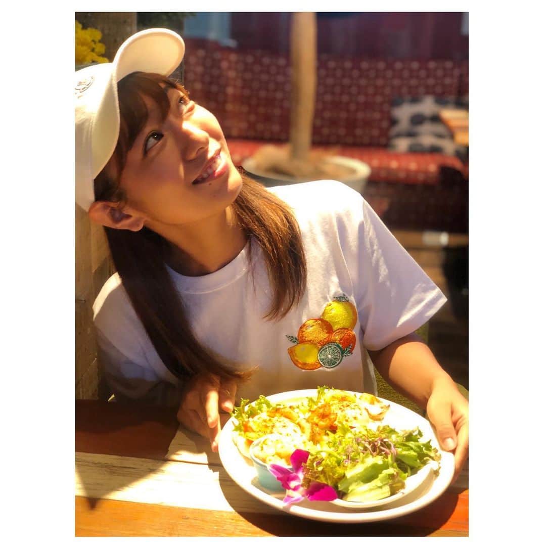 白戸ゆめのさんのインスタグラム写真 - (白戸ゆめのInstagram)「🌺 . コナズ珈琲に来ると ハワイにきた気分になれます🌴 . ただ、照明の具合が難しくて 顔が明るく映る場所探す日々です🙃 . ガーリックシュリンプエッグベネディクトと 絶対欠かせないアサイーボウル🐬 ハワイ行きたいなあ、、、！ . #コナズ珈琲 #ハワイアン #コナズ #aloha  #ガーリックシュリンプ #エッグベネディクト  #アサイーボウル #hawaii #cap #moncler #tshirt #windandsea  @moncler @windandsea_wear」8月1日 21時05分 - yumeno.s_
