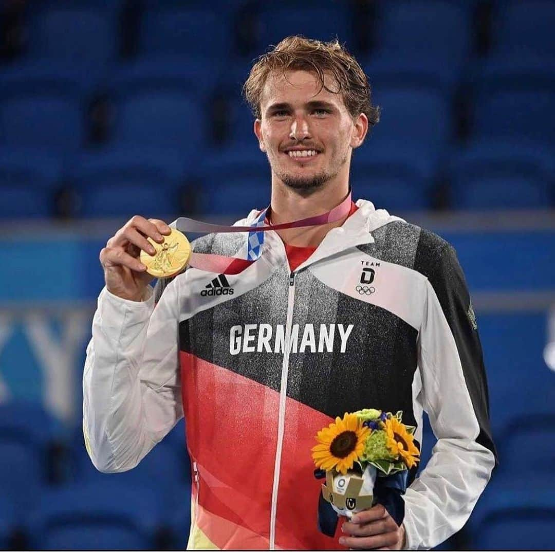 アレクサンダー・ズベレフさんのインスタグラム写真 - (アレクサンダー・ズベレフInstagram)「It was my dream to participate at the Olympics for my country 🇩🇪 But to win the gold medal is simply unbelievable and I have no words to describe the way I feel right now. It is a dream come true!🥇Thank you to my family, my team, my fans, everyone who supported me and to the whole country of Germany! We are Olympic Champions!!!🖤❤️💛   Es war immer mein traum bei den Olympischen Spielen für Deutschland 🇩🇪dabei zu sein. Aber eine goldmedaille zu gewinnen ist einfach unglaublich und mir fehlen die worte um meine emotionen zu beschreiben. Ein traum ist wahr geworden🥇Danke an meine Familie, meine Mannschaft, meine Fans und jeden der mich und ganz Deutschland unterstützt hat!!! Ich habe Olympisches Gold !!!🖤❤️💛 #TeamGermany #Tokyo2020 #Olympics #Tennis」8月1日 21時06分 - alexzverev123