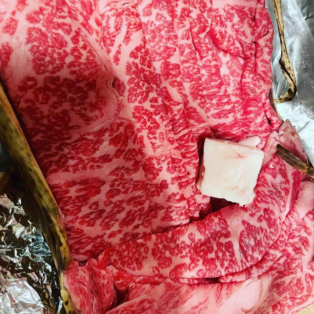 ギャル曽根のインスタグラム：「母から🥰❤️ 夫のお誕生日プレゼントにお肉を送ってくれました🤤 私の地元の美味しい畜連さんのお肉❤️❤️❤️ わーい❣️すき焼きにするぞー❤️❤️❤️ #お誕生日プレゼント❣️」