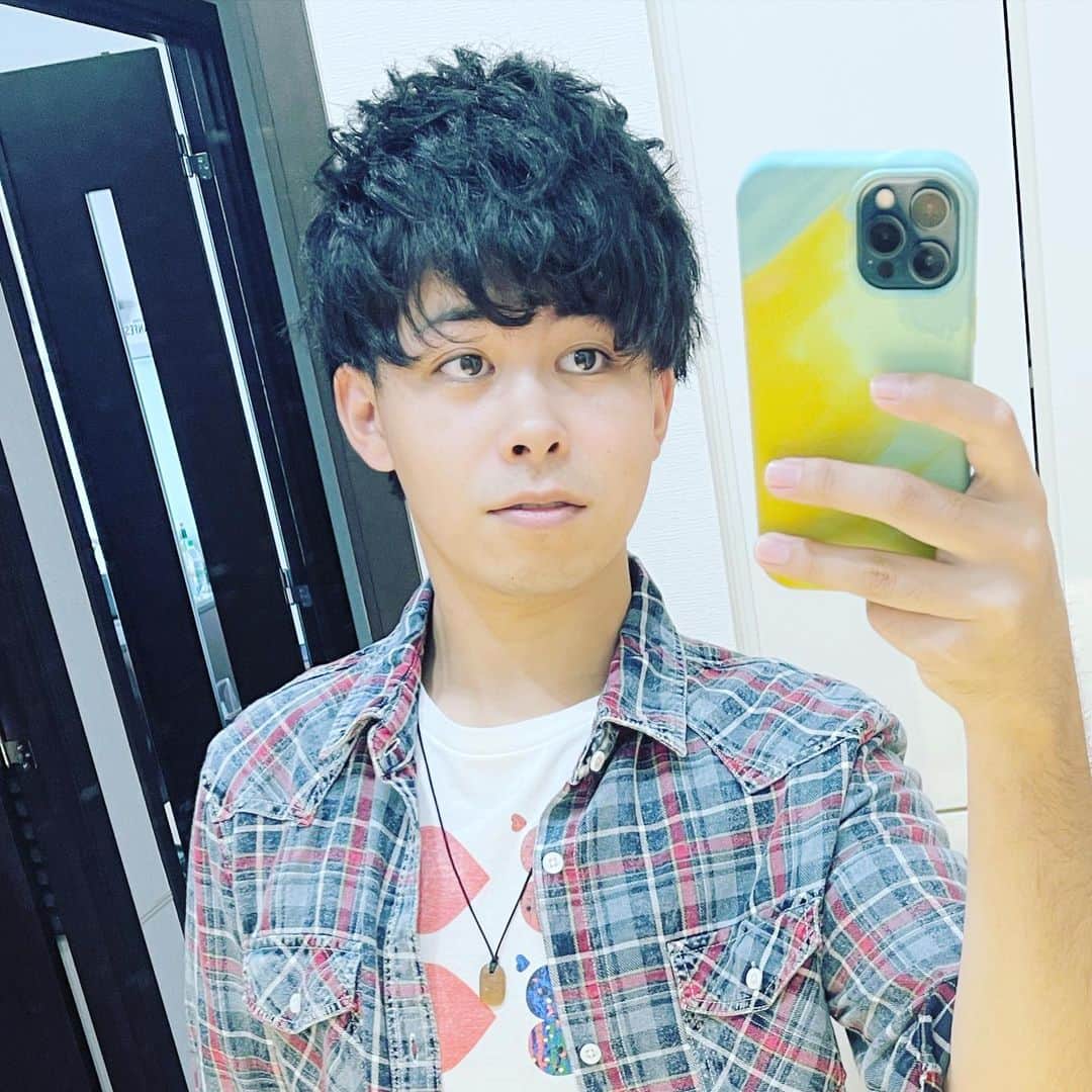 マサイのインスタグラム：「薄手でふわふわなホワイトグレーのパンツと彩度を落とした裏生地チェック」