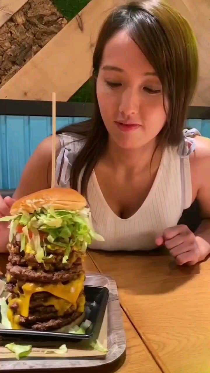 日里麻美のインスタグラム：「10段バーガー」