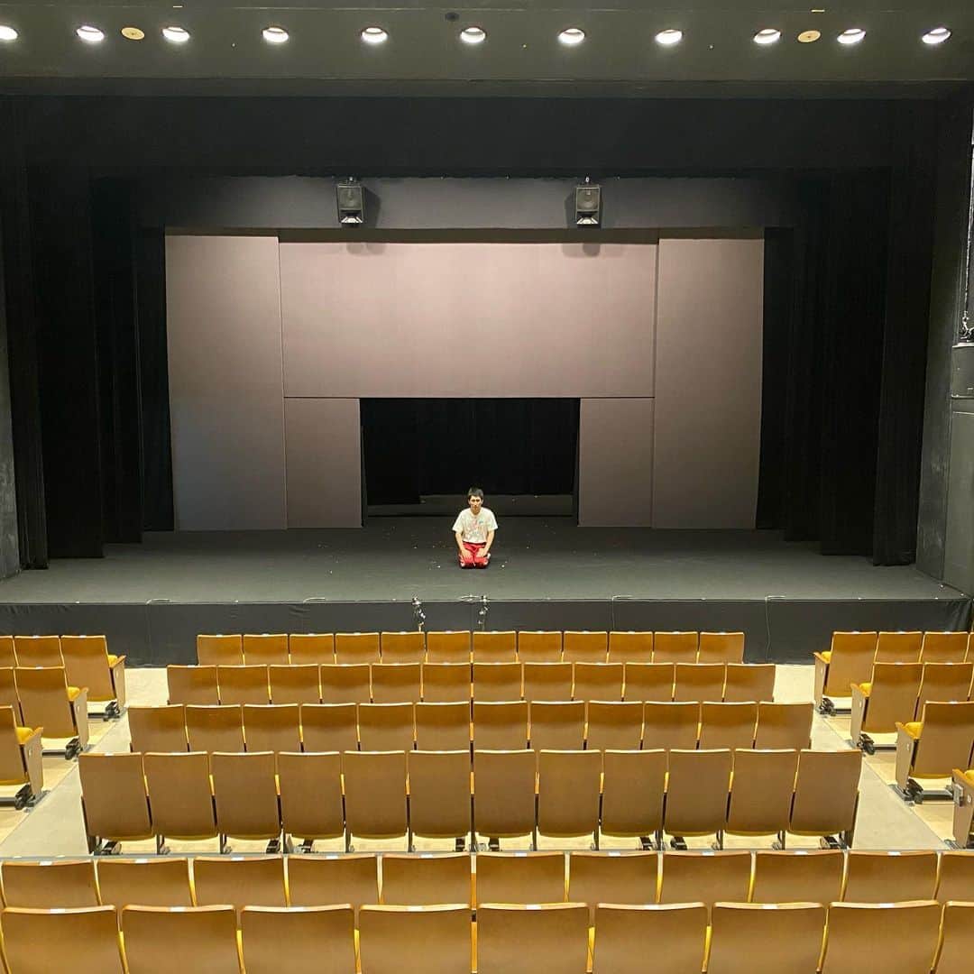 のインスタグラム：「シソンヌライブ全30公演終わりました。ご来場ありがとうございました。 生で、劇場で見る笑いの火を消すわけにはいきません。 また来年！あと配信チケット買ってな。飛べるようにしておくからよ。」