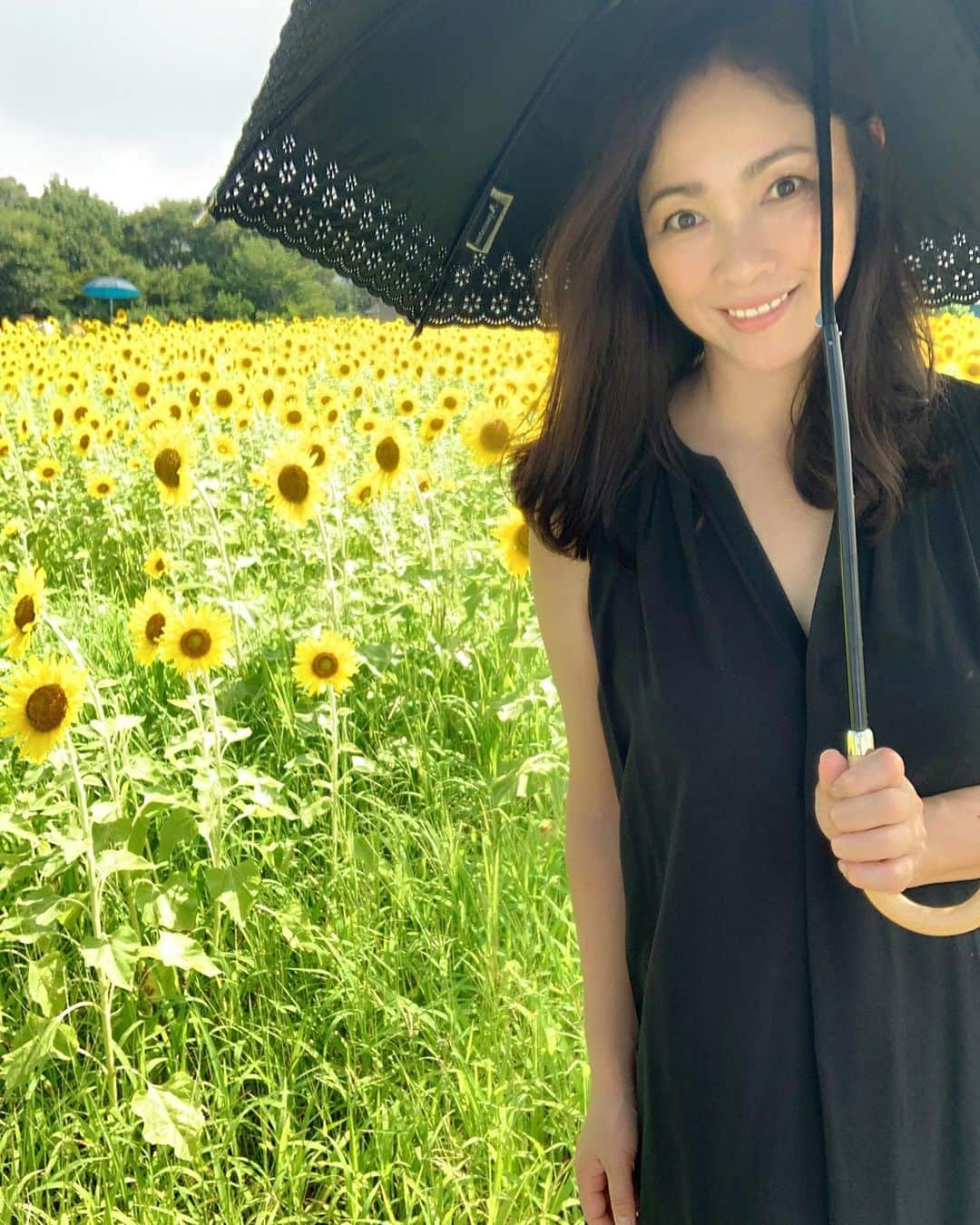田中悦子さんのインスタグラム写真 - (田中悦子Instagram)「ひまわり🌻  ひまわりの花言葉知ってます？  いっぱいあるけれど、 憧れ・あなただけを見つめる・崇拝・情熱などなど🌻  太陽に向かってまっすぐ咲くひまわりは元気や希望を与えてくれますね❣️  コロナ禍で思うようにいかなかったり 会いたい人にも会えなかったりと ほんといつまで我慢しなきゃいけないの？と思うけど。  明るく前向きな心で 乗り越えていきましょうよ❣️🌻  #ひまわり畑  #ひまわり #向日葵 #ポジティブな花 #ポジティブ #positive #smile #元気に過ごしましょう #コロナ禍 #乗り越えよう #黒ずくめの女  #もう一度出直してきます #笑 #アラフィフ #アラフィフ女子 #アラフィフコーデ #大人可愛い #ブラックワンピース #ブラックな日傘 #息子撮影 #2枚めの写真は息子が撮りました #風景写真 #風景写真を撮るのが好きな人と繋がりたい」8月1日 16時29分 - etsuko.reborn25