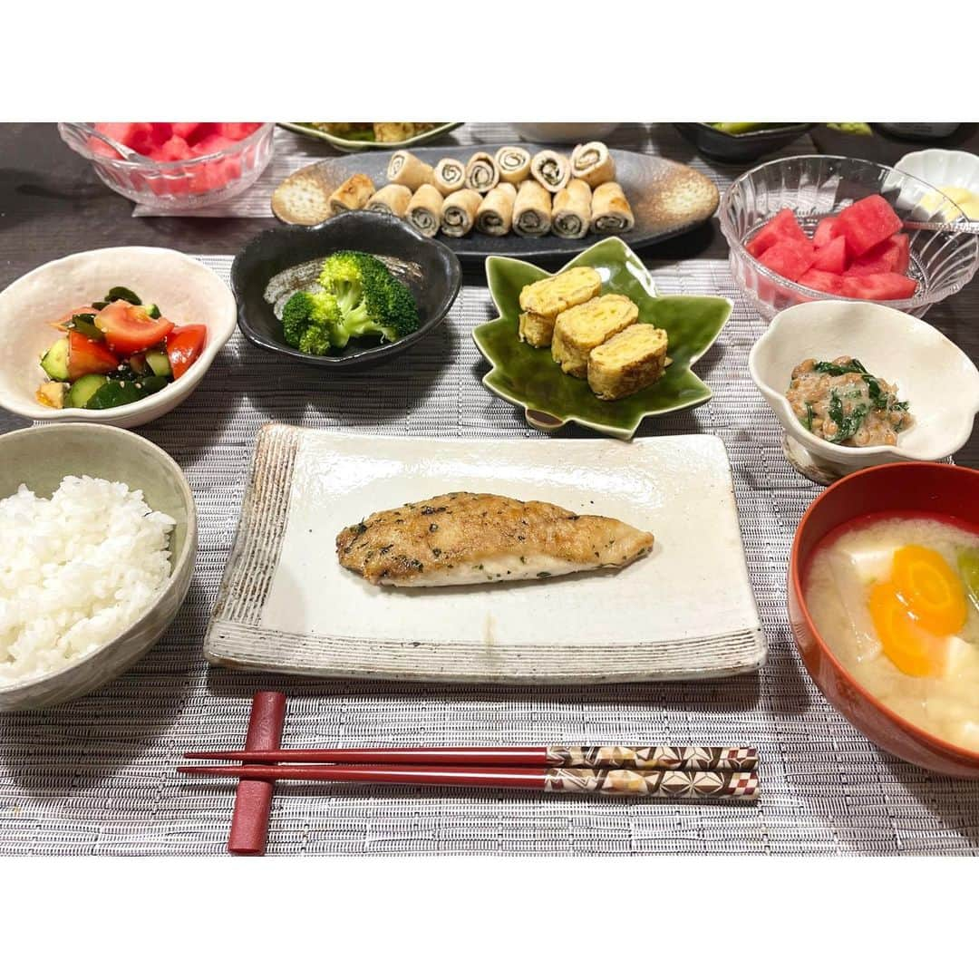 真野恵里菜さんのインスタグラム写真 - (真野恵里菜Instagram)「#我が家の食卓  🍽 スズキのムニエル 鶏胸肉のしそ梅 トマトと胡瓜とわかめの和物 ブロッコリー だし巻き玉子 モロヘイヤ納豆 白米 お味噌汁 スイカ . . この日はあっさりと食べられるものを中心にしたメニュー🍽 スペインではスズキ(Lubina)がよく売っています🐟 今回は小麦粉にクレイジーソルトとドライパセリを混ぜてスズキにまぶして バターで焼いてみました🤗 ちょっと強火で焼きすぎたのか 見た目あまり美しくないけど味は美味しかったです😂 . . しょっちゅう作るだし巻き玉子は もっとふわっとさせてみたいなぁと思って　 出汁の量を増やしてみたら巻くの大変だったけど 美味いっ！😏の言葉を頂いたので これからも頑張ります🥳 . . モロヘイヤは初めて扱ったかも！ 農家さんから是非食べてみてください！ と、頂いたので さっと湯がいてザクザクっと切って 納豆と和えたらネバネバ感が増して さらに美味しくなりました☺️ . . スペインの魚売り場はいつも新鮮な魚がたくさん並んでいて その場でお店の方が捌いてくれるので もっと魚料理のレパートリーを増やそうと勉強中です🐟🐟🐟 #まのごはん #いつかの夕飯 #スペイン生活 #我が家の食卓」8月1日 16時36分 - erinamano_official